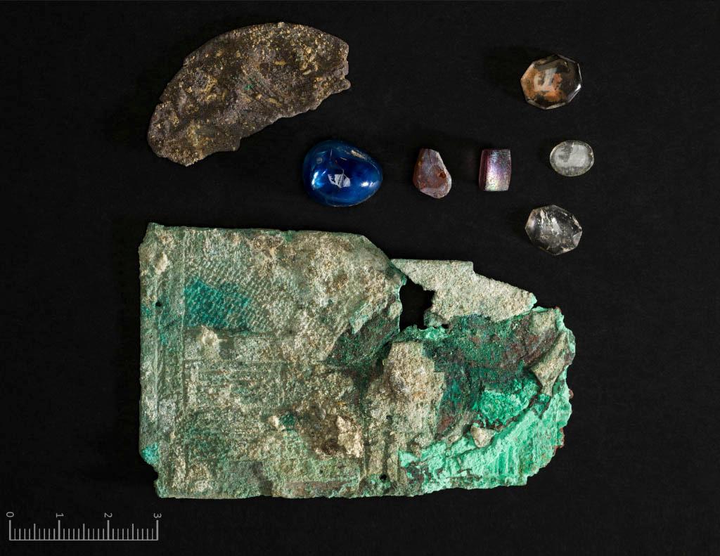 Resterna av ett viktigt relikskrin som hittats i Stavangers domkyrka. Foto: Jon Eeg/Arkeologisk museum (UIS)/NTB/TT