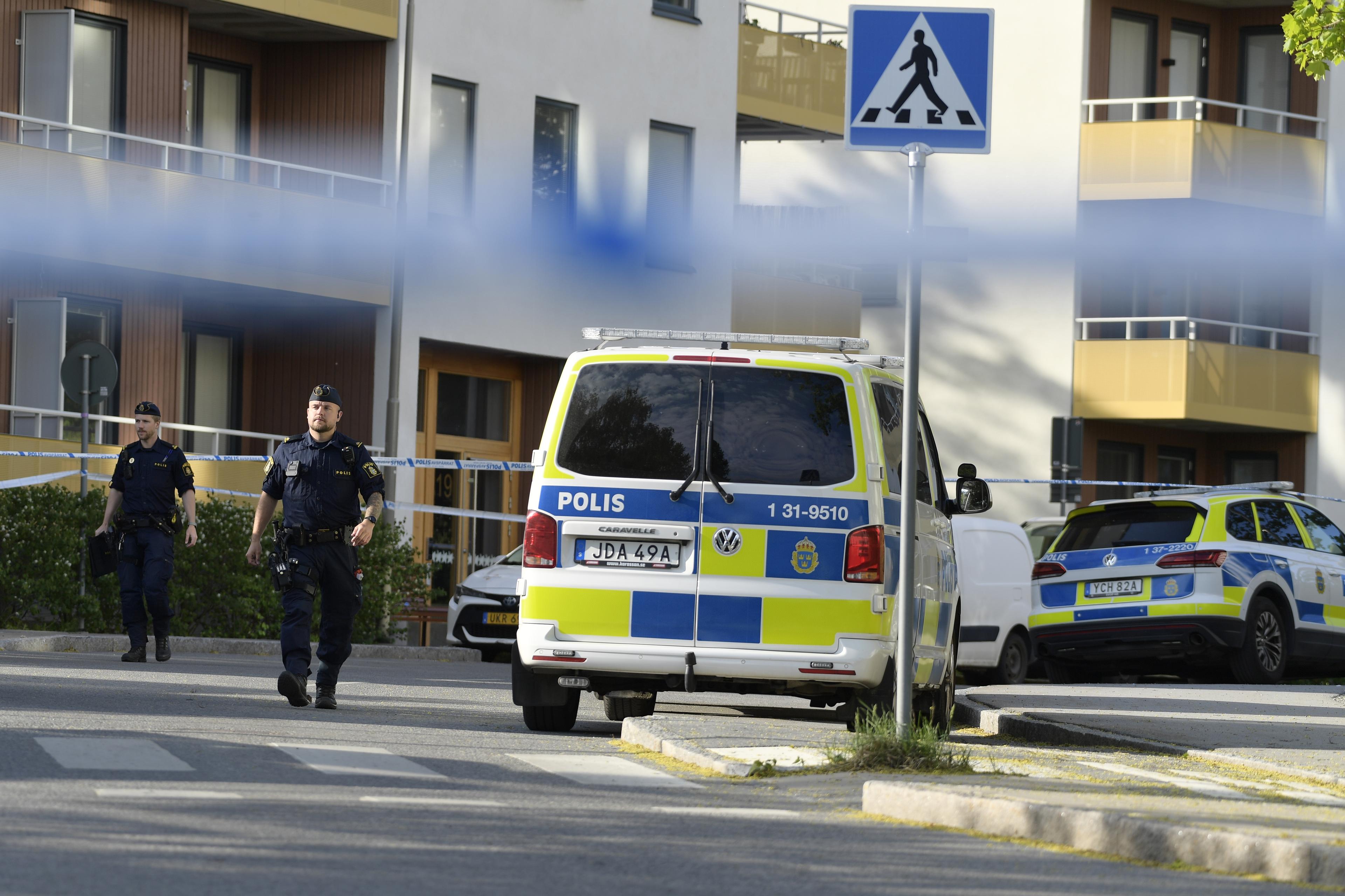 Polis på plats efter mordet i Bredäng i södra Stockholm i måndags. Foto: Oscar Olsson/TT