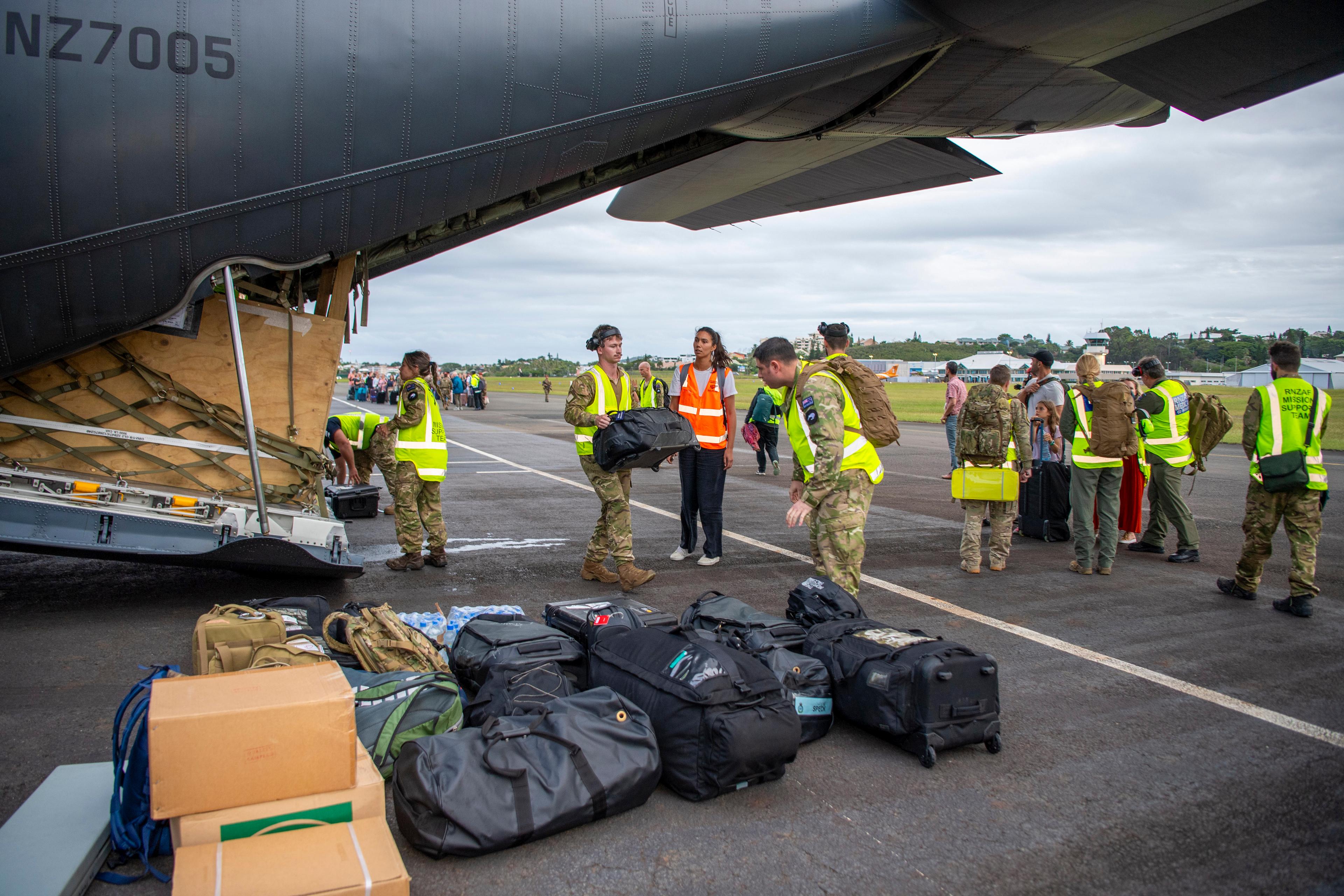 Turister från Nya Zeeland gör sig beredda på avfärd efter att landets regering tidigare i veckan beslutat att evakuera sina medborgare. Bilden är tagen 21 maj. Foto: Chris Weissenborn/AP/TT