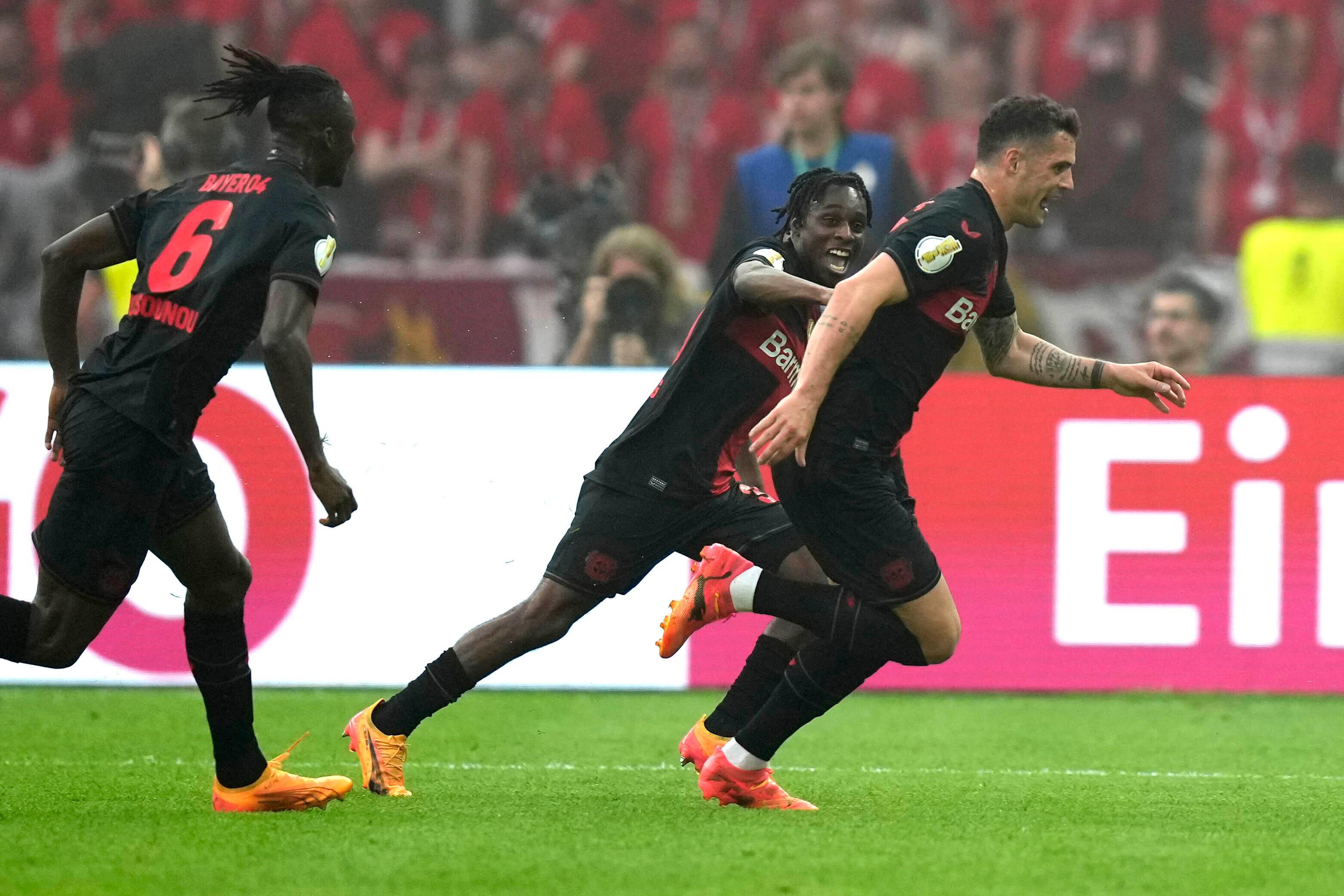 Bayer Leverkusens Granit Xhaka (till höger) jublar efter att ha avgjort den tyska cupfinalen mot Kaiserslautern. Foto: Matthias Schrader/AP/TT