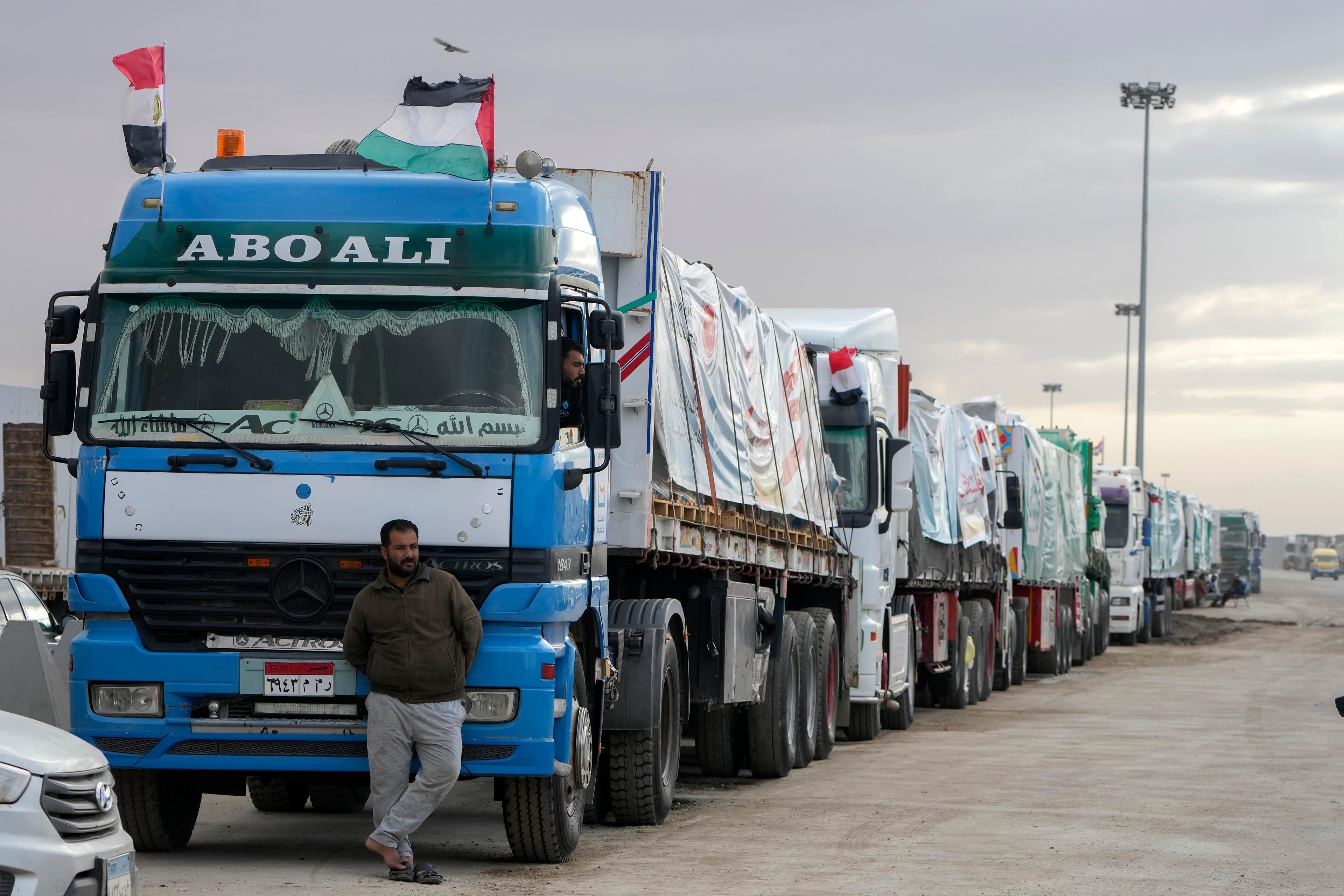 Lastbilar med humanitär hjälp vid Rafah-övergången. Arkivbild. Foto: Amr Nabil/AP/TT