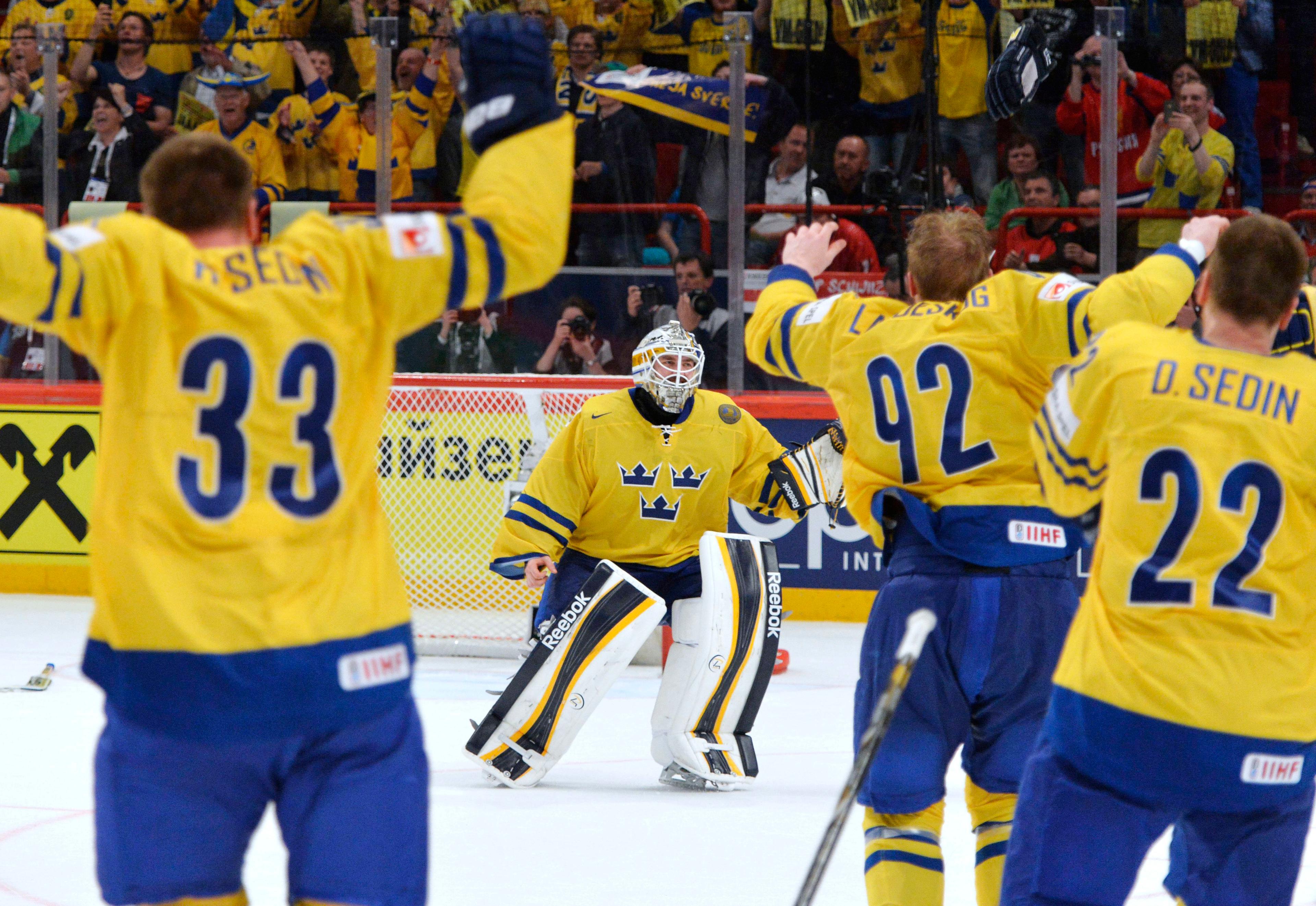 Målvakten Jhonas Enroth och hans medspelare jublar efter finalen mot Schweiz och VM-guldet i Globen 2013. Foto: Anders Wiklund / TT