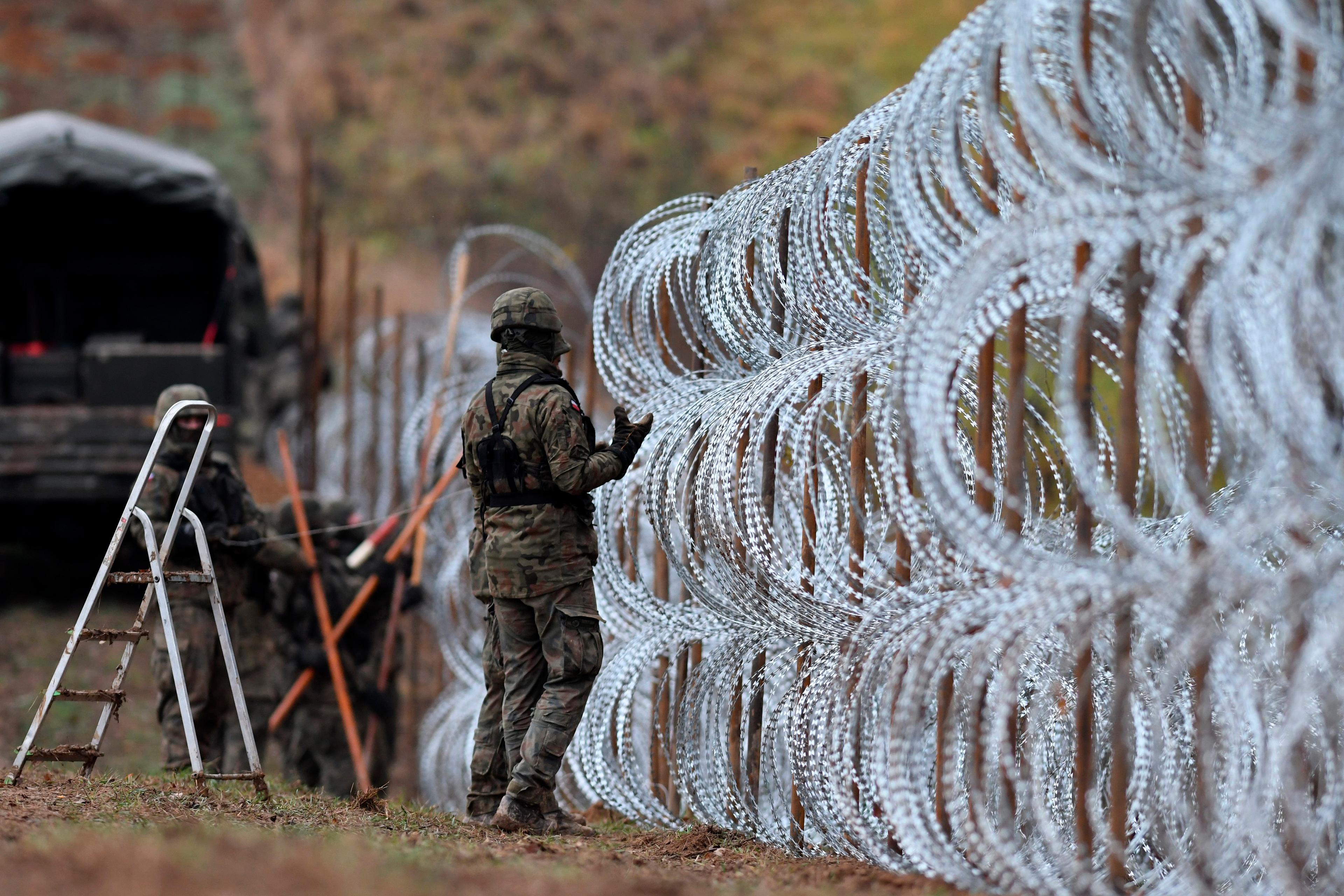 Polska soldater sätter upp taggtråd mot gränsen till Kaliningrad i november 2022. Nu ska gränsen förstärkas ytterligare. Foto: Michal Kosc/AP/TT