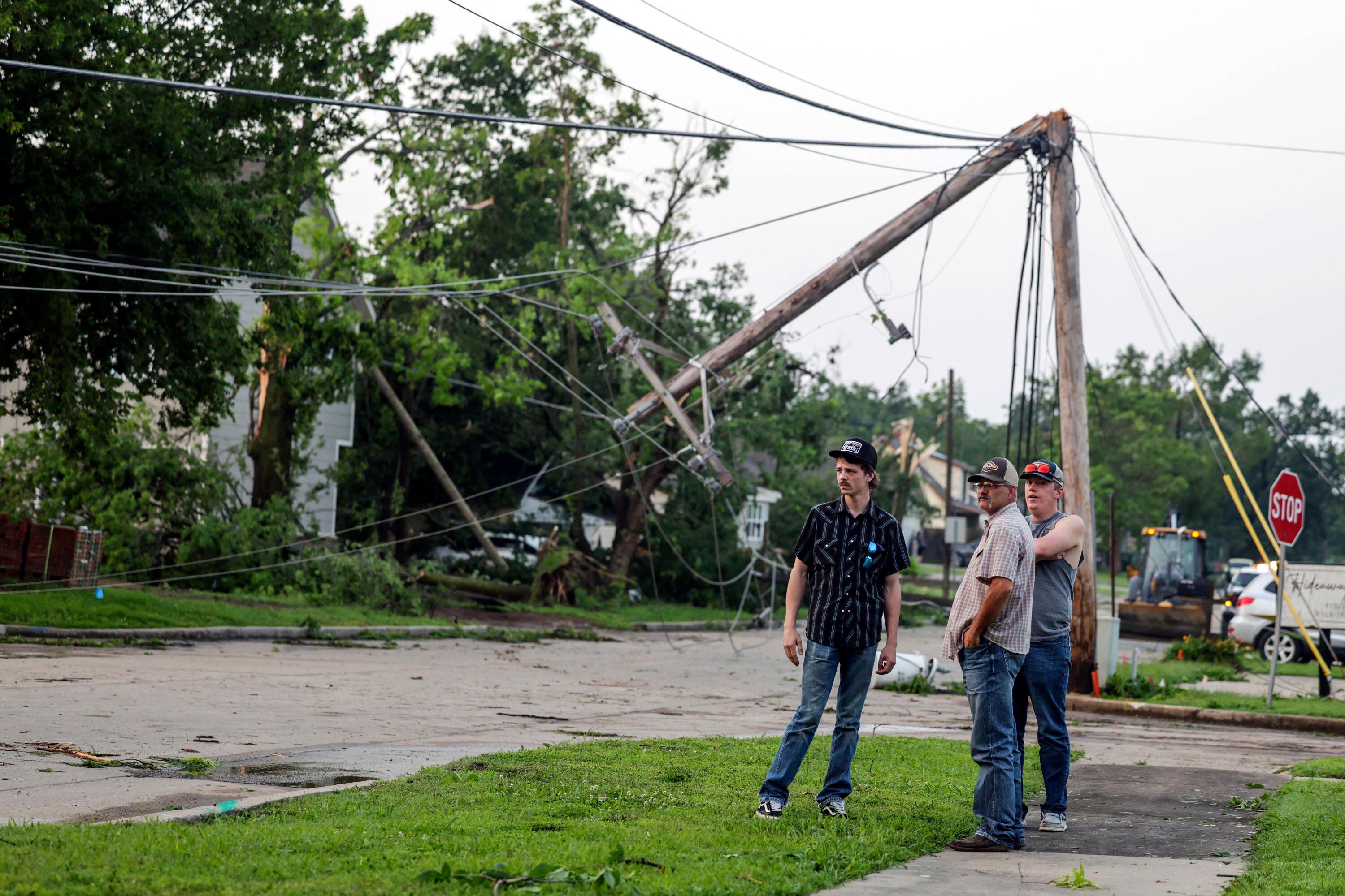Människor i Claremore i Oklahoma inspekterar förstörelsen efter helgens oväder. Bilden är tagen 26 maj. Foto: Mike Simons/AP/TT