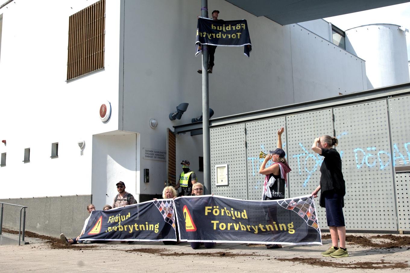 Aktivister utanför Finlands ambassad. Foto: Marcus Strand