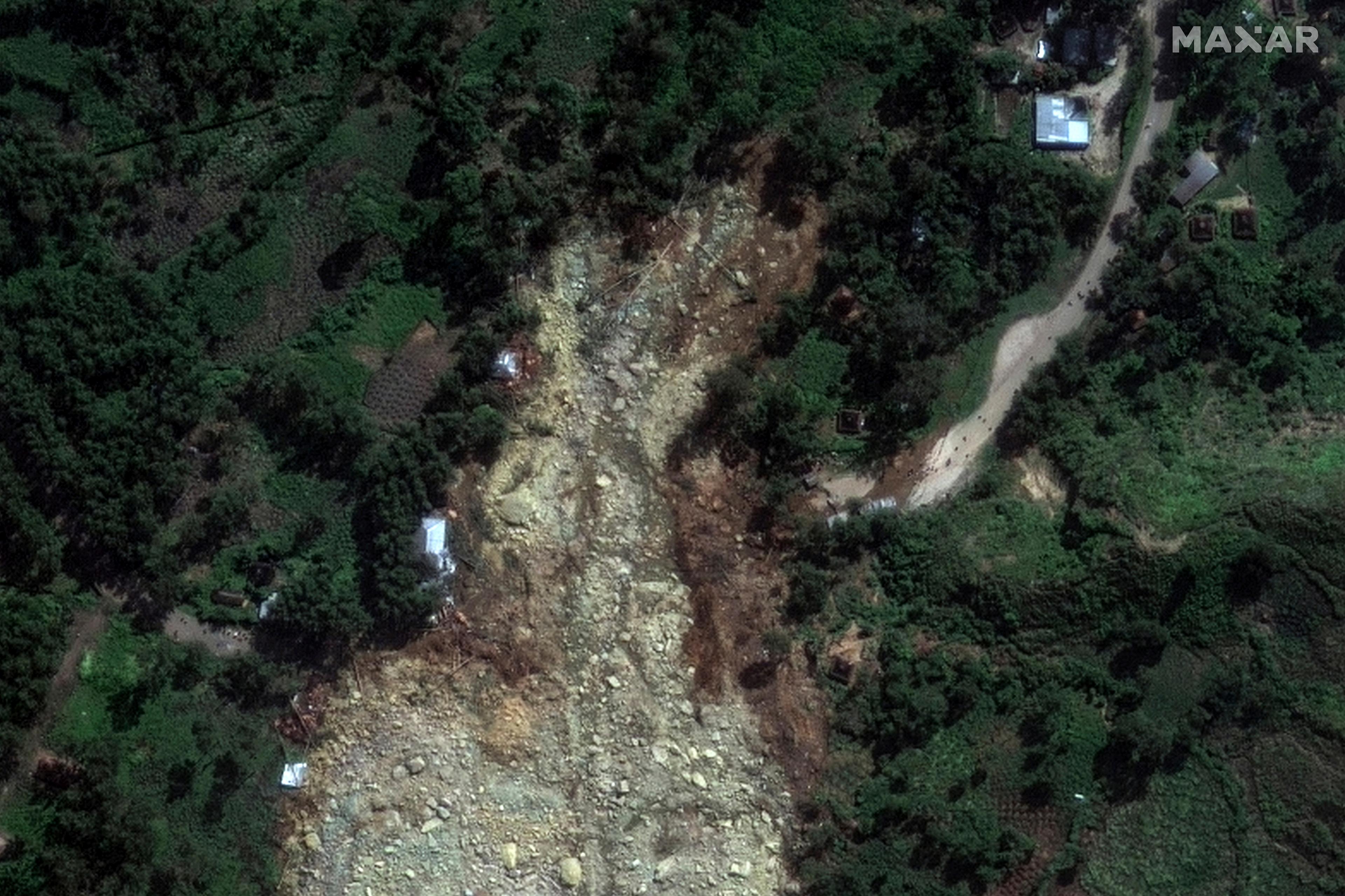 På denna satellitbild syns förödelsen i området som drabbades av skredet i Papua Nya Guinea. Foto: Maxar Technologies via AP/TT