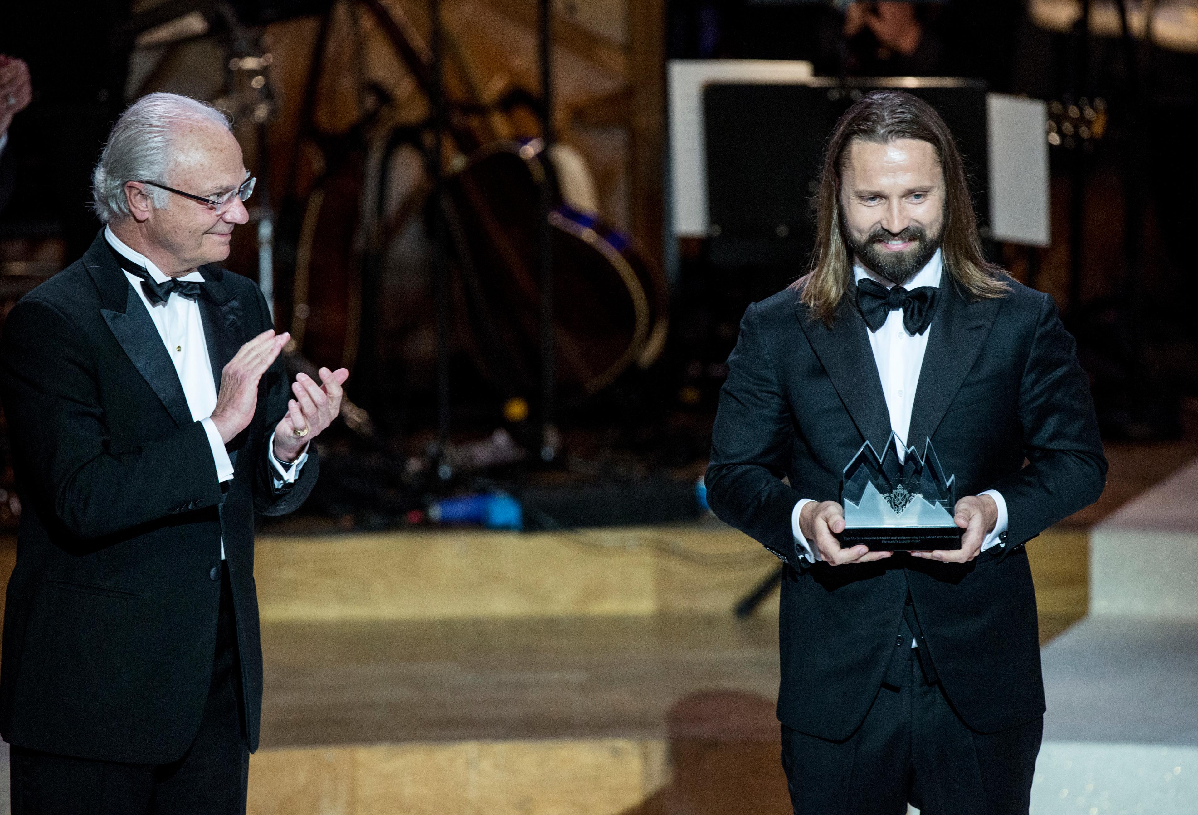 Max Martin är en av de låtskrivare som har fått ta del av Stims utbetalningar under förra året. På bilden syns han tillsammans med kung Carl XVI Gustaf under Polarprisgalan 2016. Arkivbild. Foto: Christine Olsson/TT