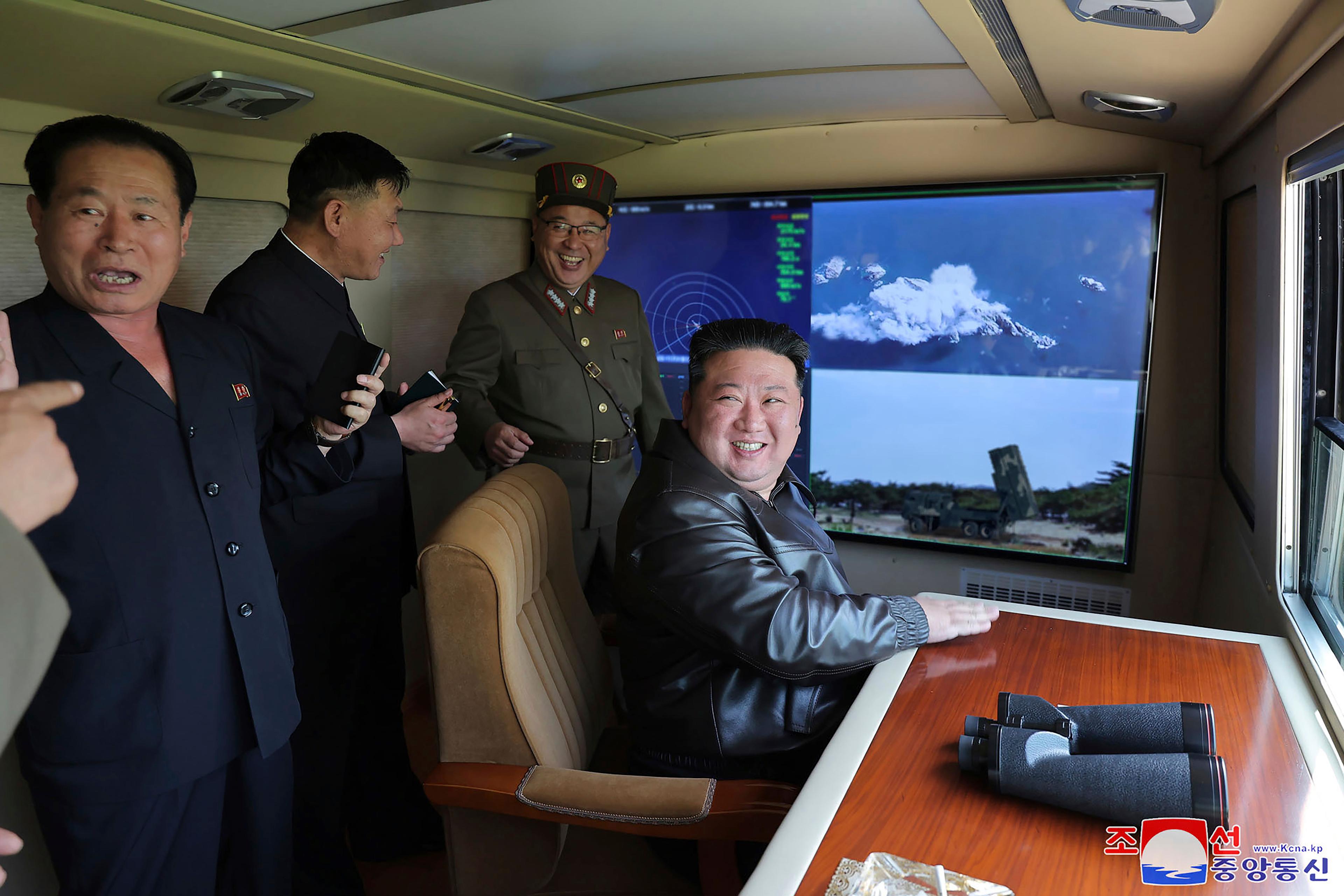 Nordkoreas diktator Kim Jong-Un under en tidigare testskjutning av ballistiska robotar. Bilden kommer från statliga nordkoreanska nyhetsbyrån KCNA och uppges vara tagen 17 maj. Foto: KCNA via AP/TT