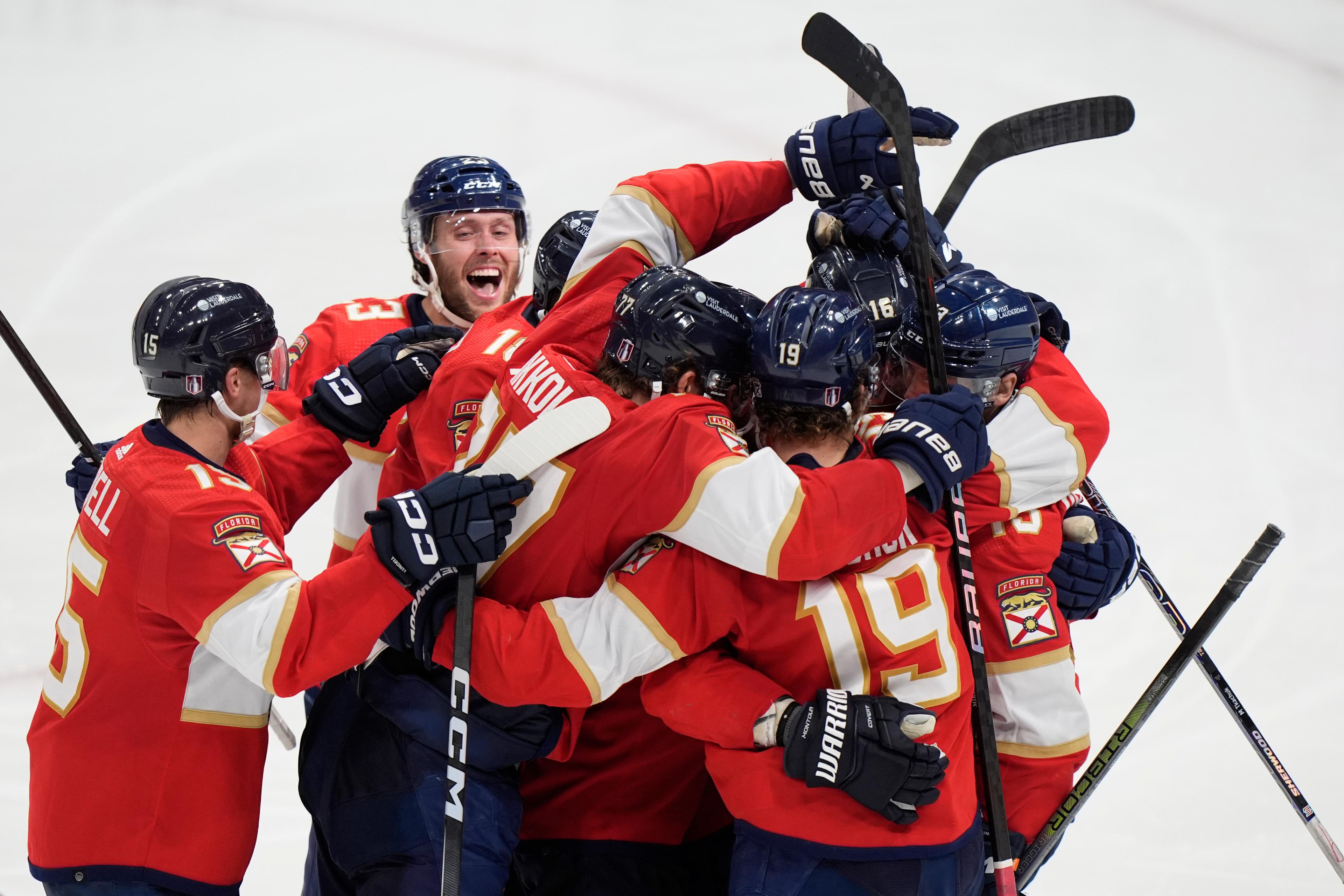 Florida firar efter att Sam Reinhart avgjort för hemmalaget. Foto: Wilfredo Lee/AP/TT