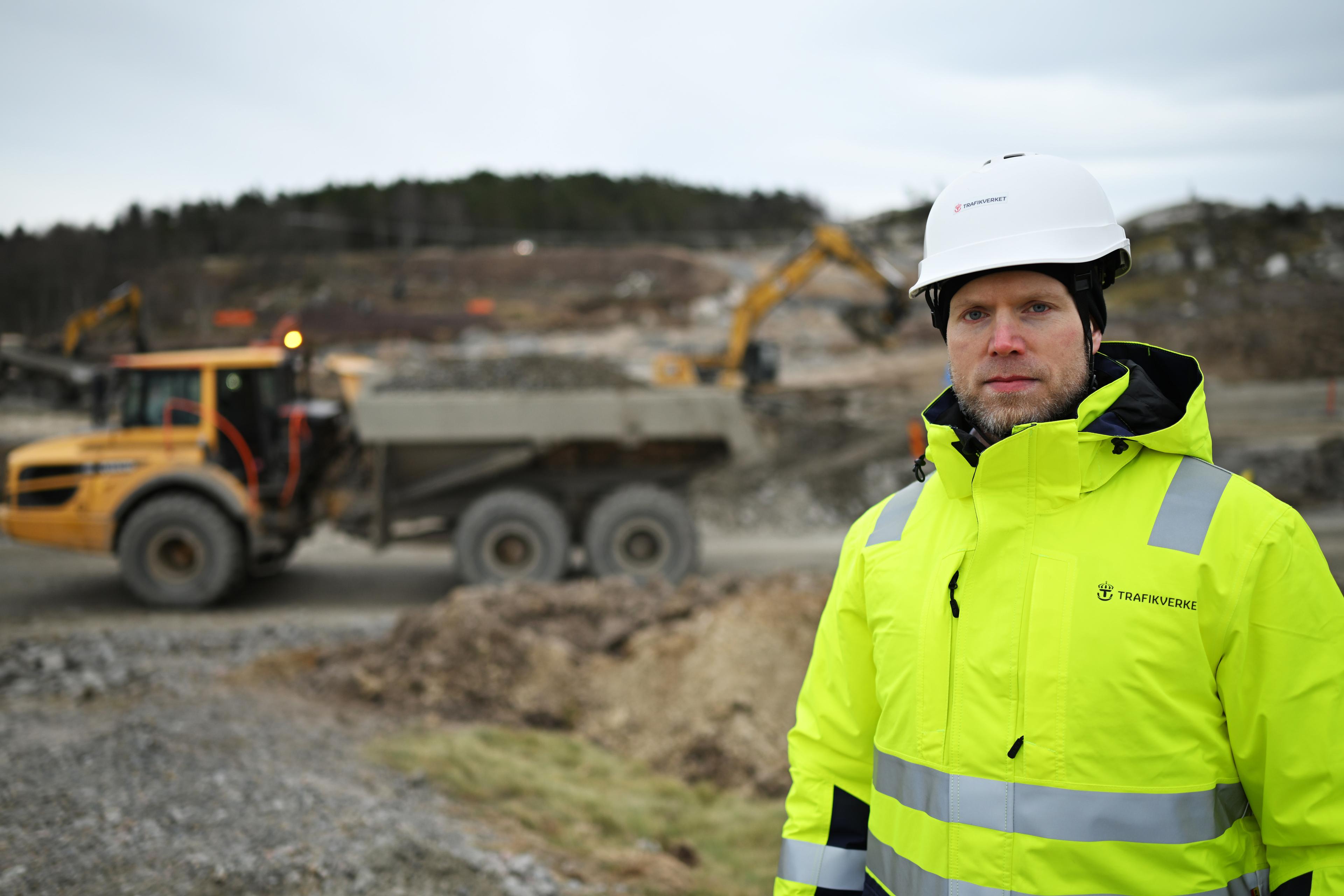 Daniel Svensson, återuppbyggnadsansvarig vid Trafikverket, vid skredområdet intill E6.Arkivbild. Foto: Björn Larsson Rosvall/TT