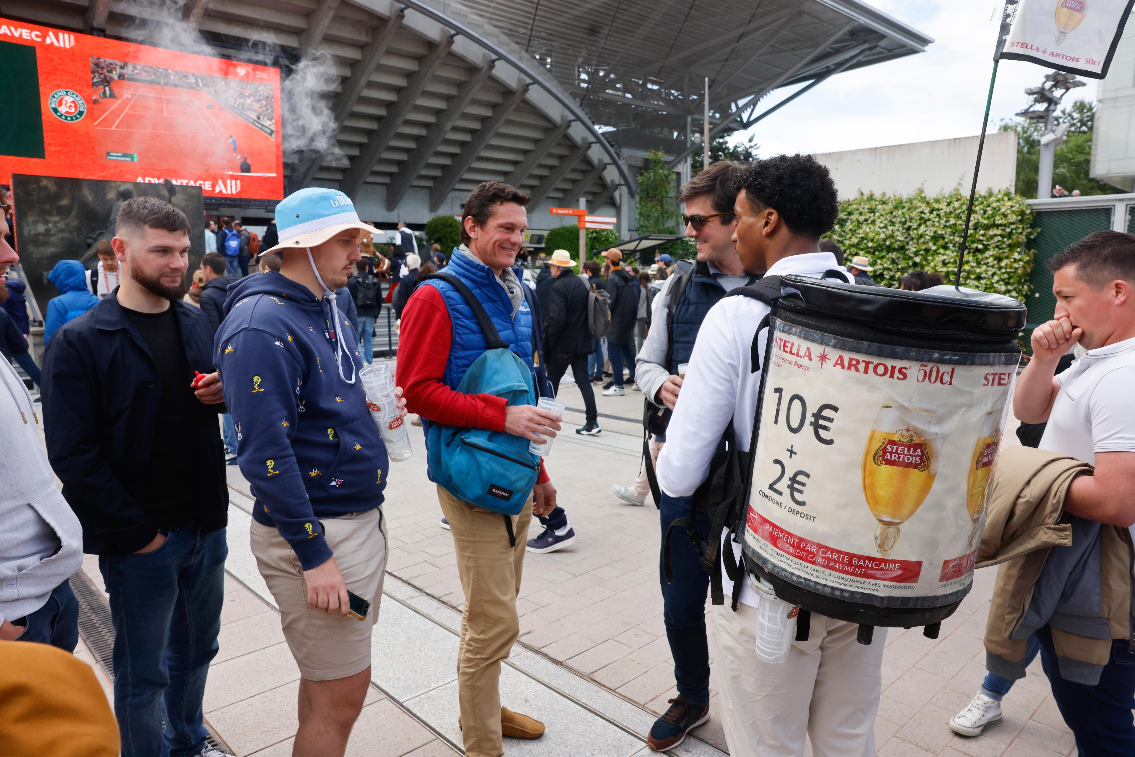 Tennisfans köar för att köpa öl under Roland Garros. Foto: Jean-Francois Badias/AP/TT