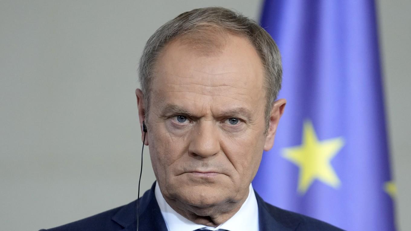 Den fejkade artikeln handlade om ett uttalande från Polens premiärminister Donald Tusk som han aldrig gjort. Arkivbild. Foto: Ebrahim Noroozi/AP/TT