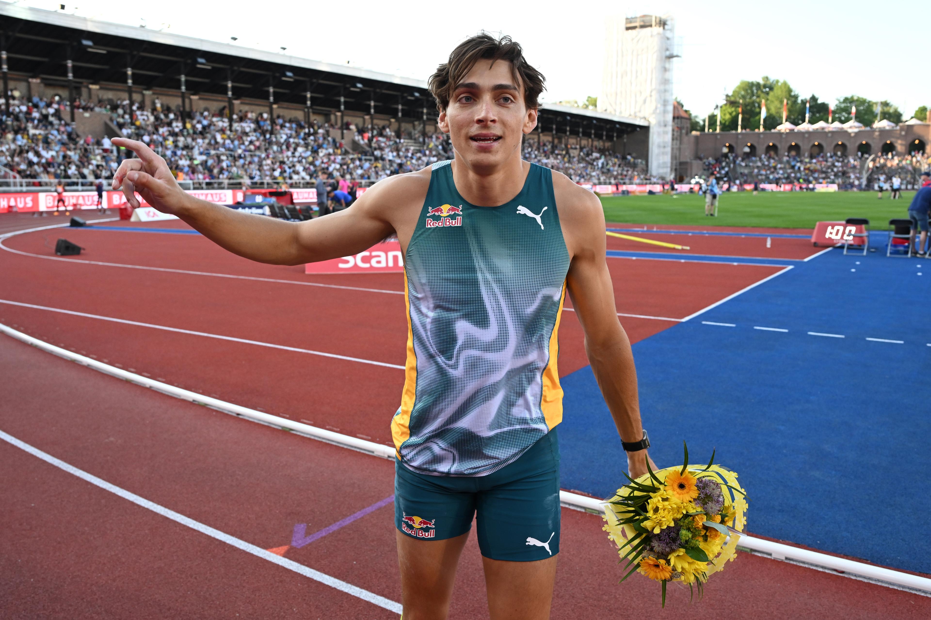 Armand Duplantis efter tävlingen på Stockholms stadion där han hade tre bra försök på världsrekordhöjden 6,25. Foto: Anders Wiklund/TT