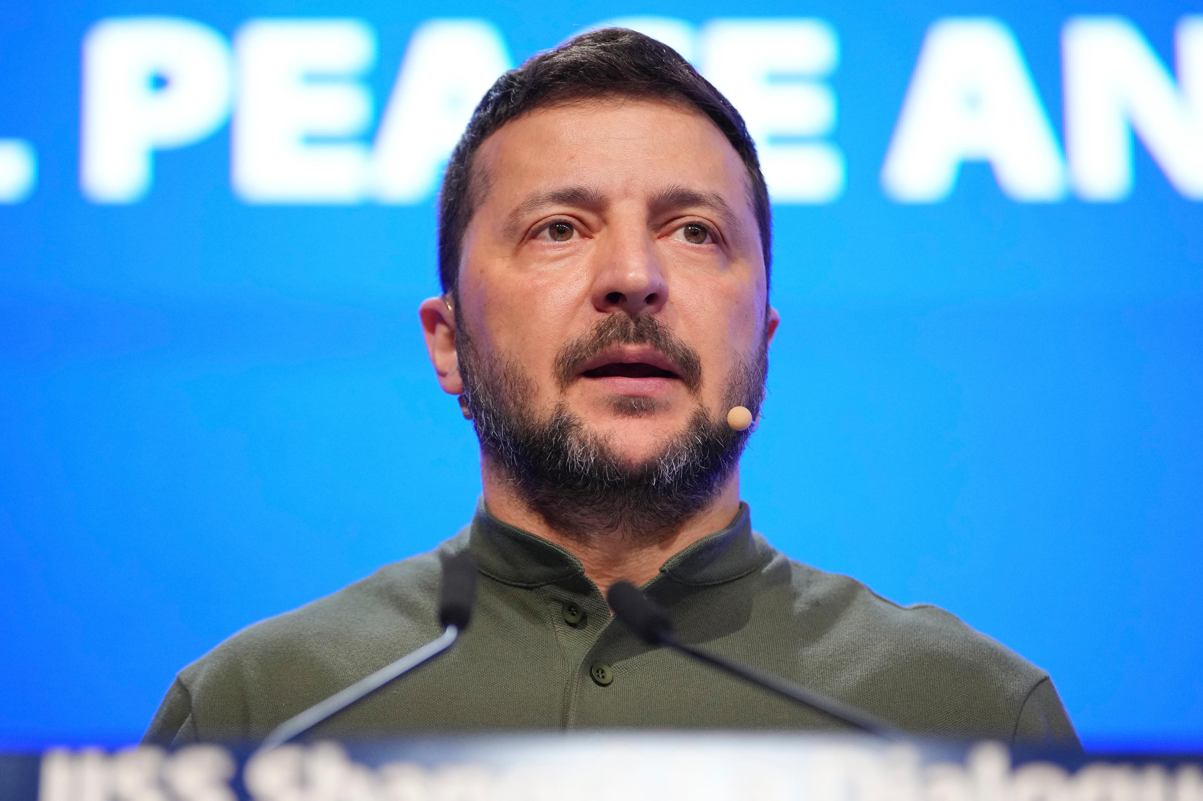 Ukrainas president Volodymyr Zelenskyj under försvarskonferensen Shangri-La i Singapore. Foto: Vincent Thian/AP/TT