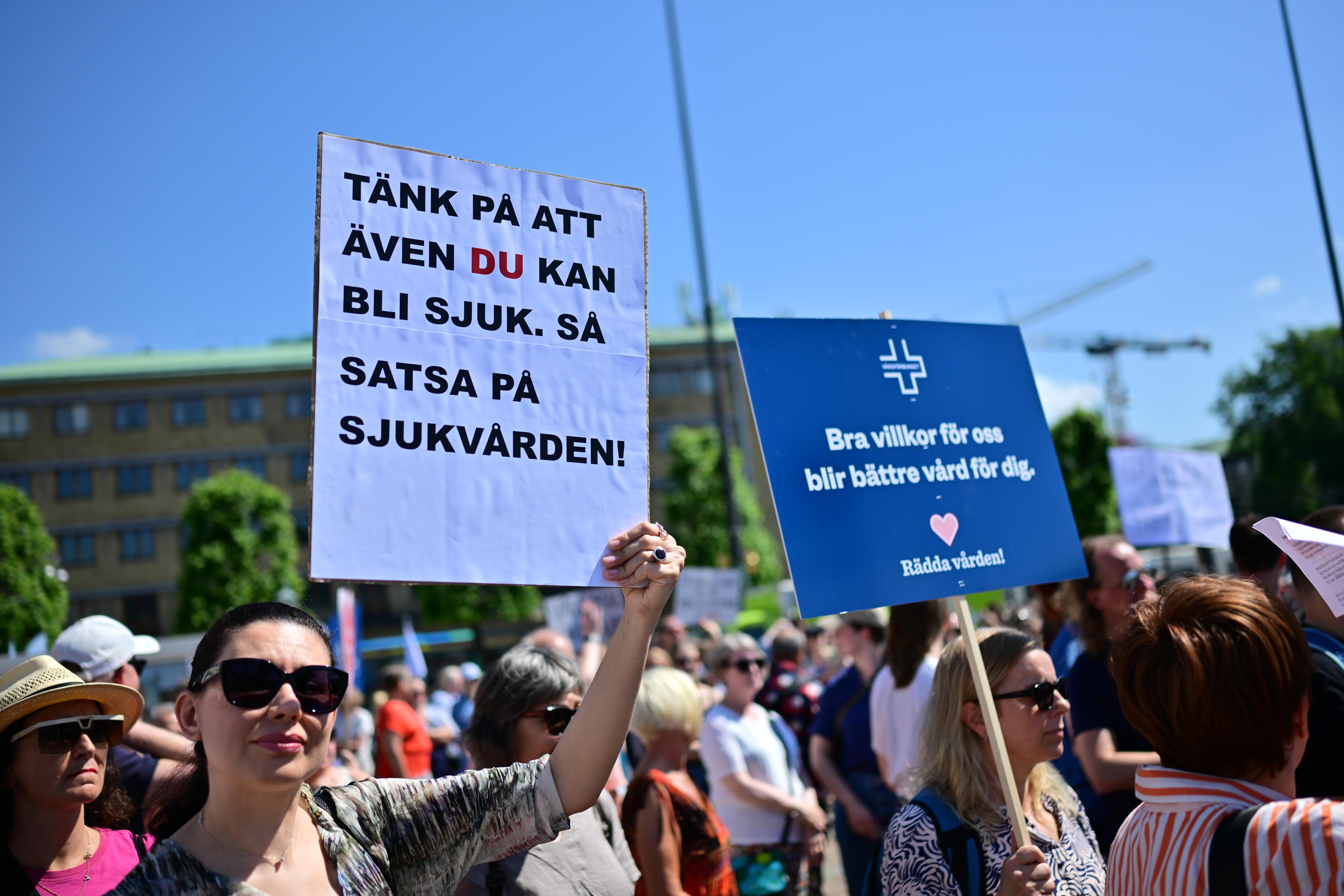 Demonstrationer vid Vårdförbundets demonstration för kortare arbetstid på Gustaf Adolfs torg i Göteborg under lördagen. Foto: Björn Larsson Rosvall/TT