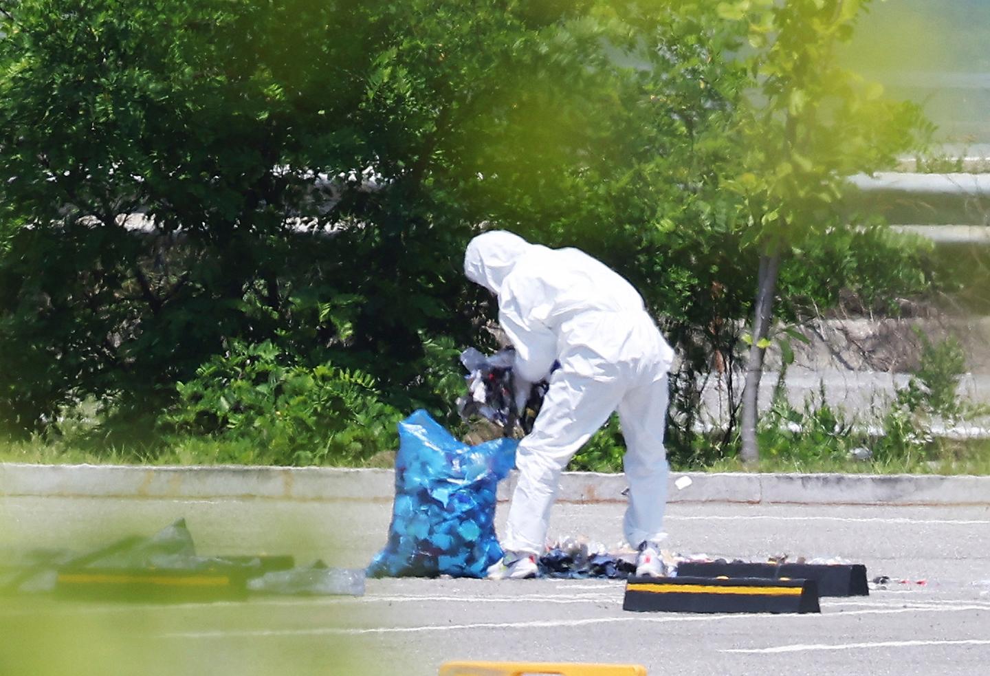 Sopor från en nordkoreansk ballong samlas upp i Siheung i Sydkorea. Foto: Hong Ki-won/Yonhap/AP/TT