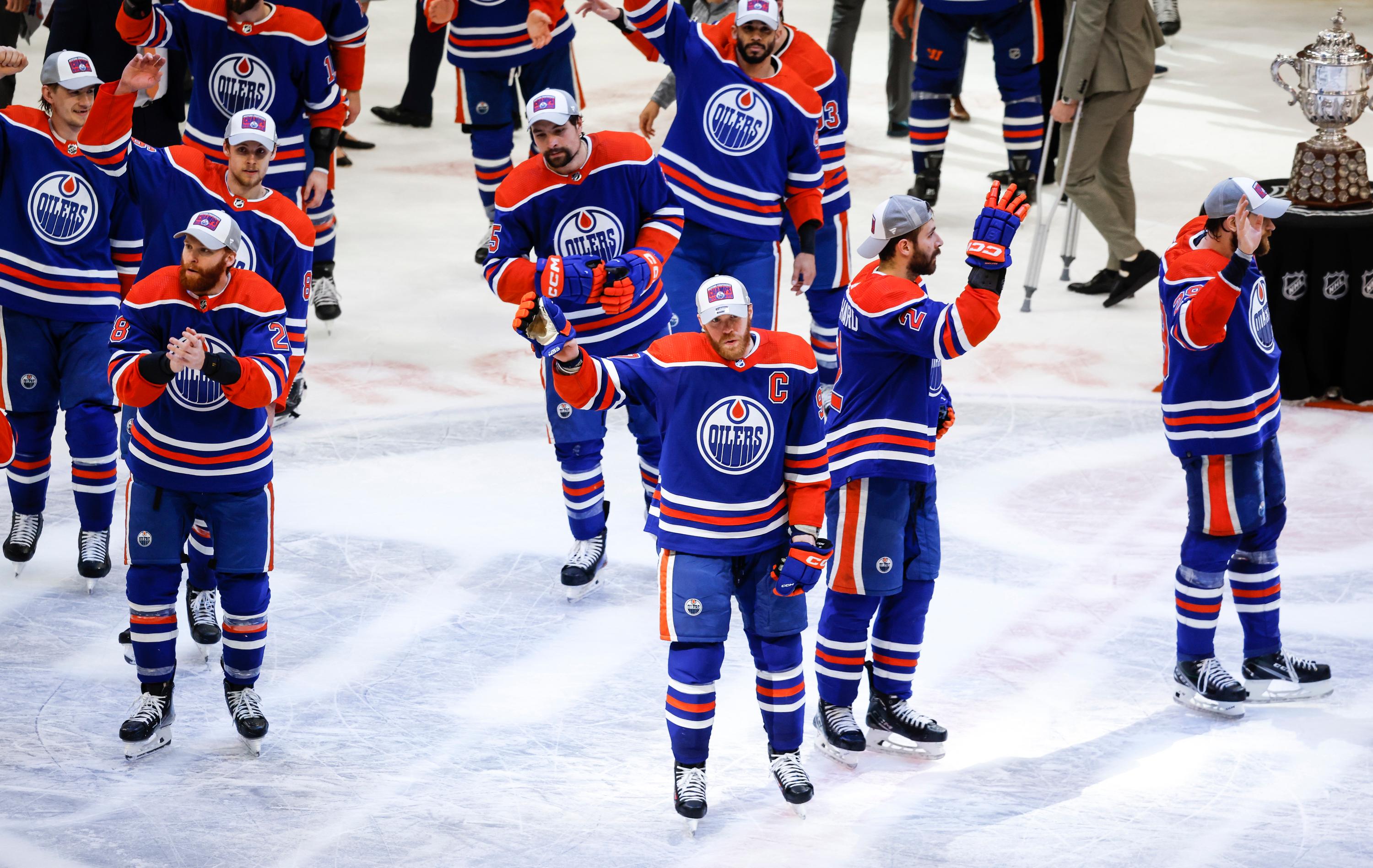 Edmontonspelare firar med publiken efter att ha slagit ut Dallas i det sjätte semifinalmötet. Foto: Jeff McIntosh/AP/TT