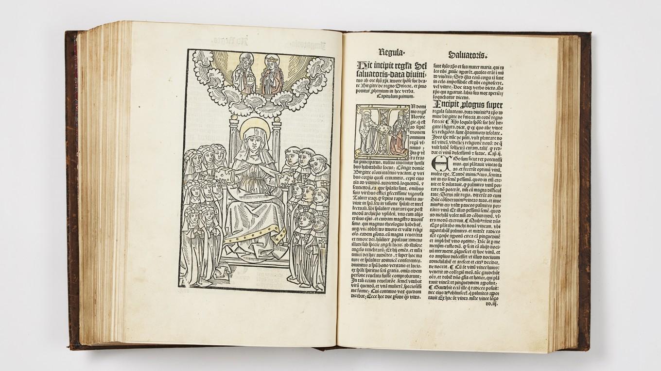 Boken ”Heliga Birgittas Revelationes”, utgiven 1492, är det äldsta verk som visas upp under sommarens jubileumsutställning på Stockholms auktionsverk. Foto: Stockholms auktionsverk