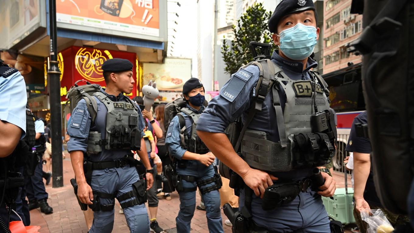 Poliser patrullerar i ett shoppingdistrikt i Hongkong den 4 juni 2023 nära området där folk brukar samlas för att hedra offren för massakern på Himmelska fridens torg 1989. Foto: Peter Parks/AFP via Getty Images