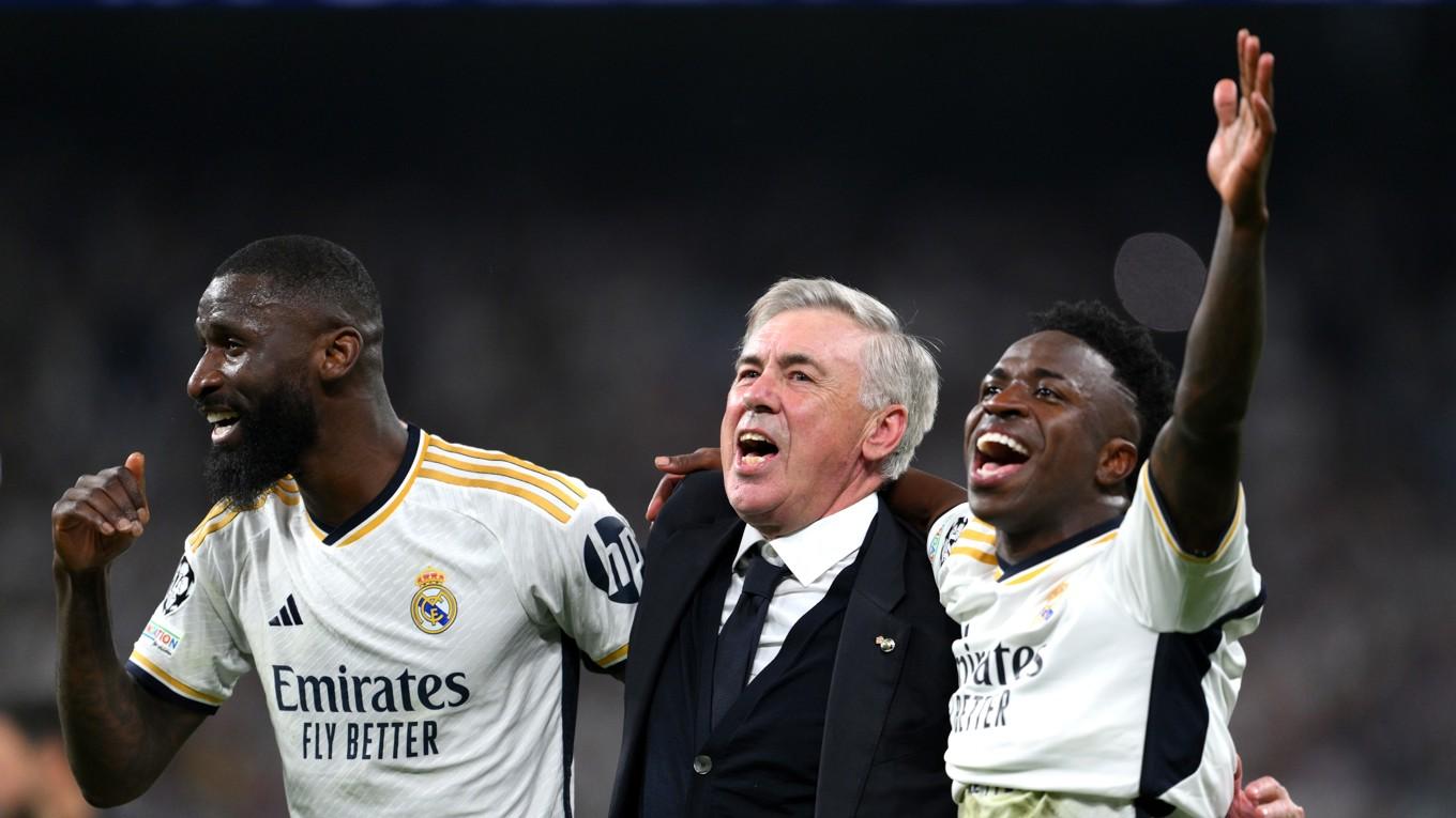 Ancelottis åttonde final i Europacupen eller Champions League är ett faktum. Jubel tillsammans med Antonio Ruediger och Vinícius Júnior efter semifinalsegern mot Bayern München. Foto: David Ramos/Getty Images