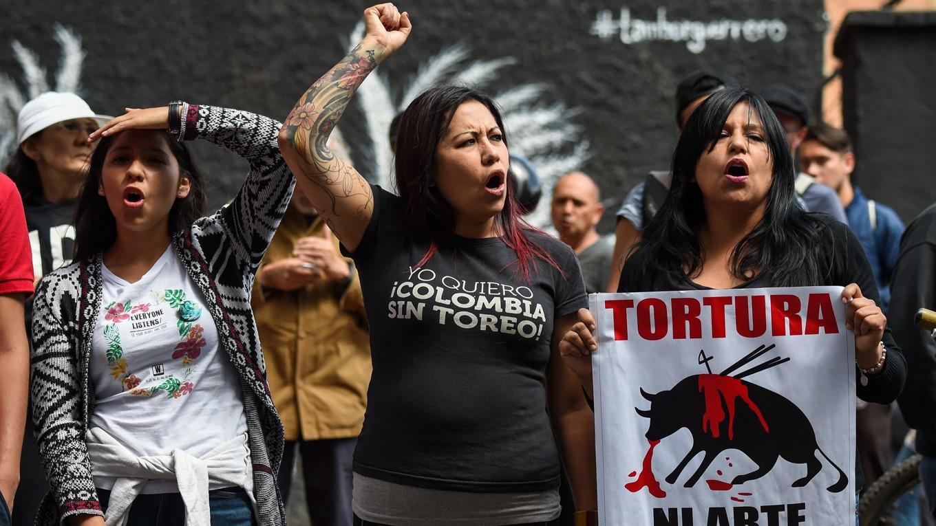 Aktivister protesterar mot tjurfäktning i Bogota, Colombia, den 11 februari 2018. Foto: Raul Arboleda/AFP via Getty Images