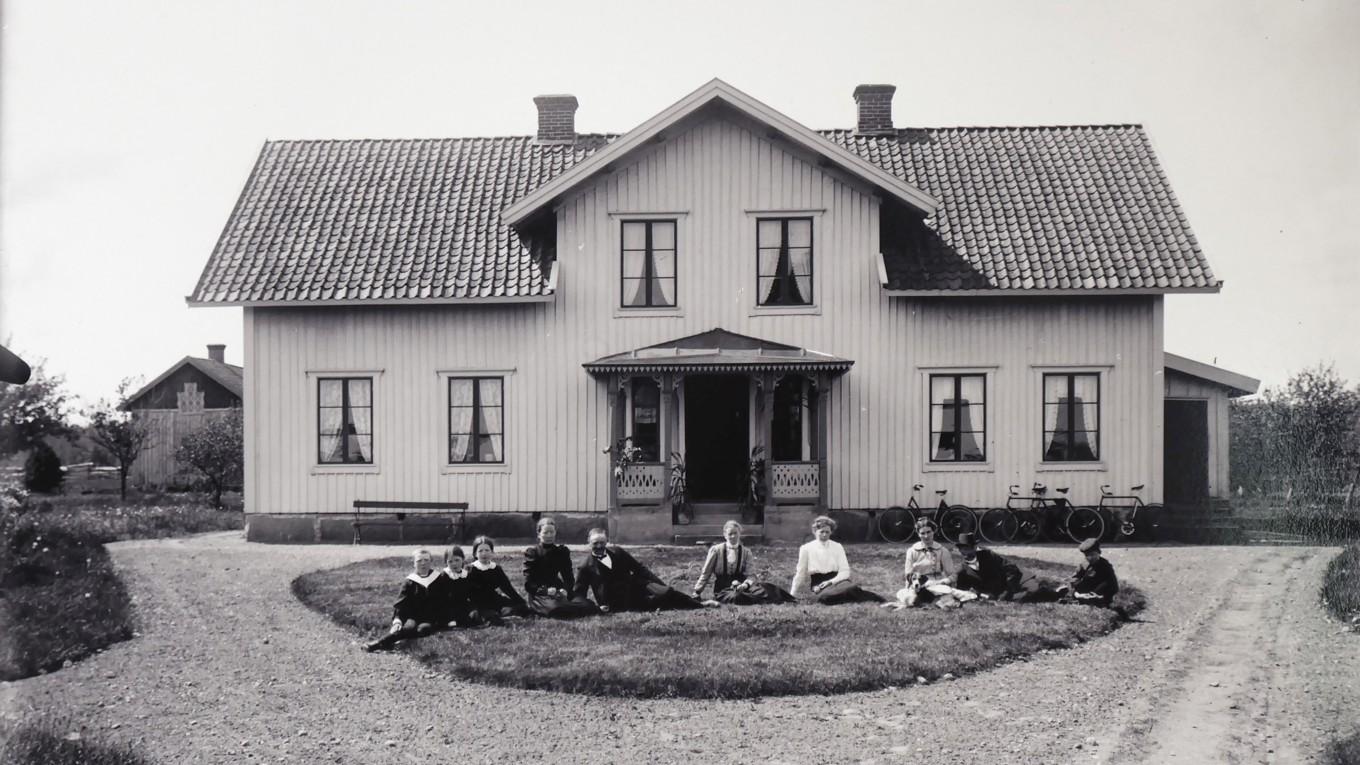 Just nu pågår Västergötlands museums utställning Västgötagårdar. En utställning gjord med kärlek till ett kulturarv och hopp om dess bevarande. Foto: Public Domain