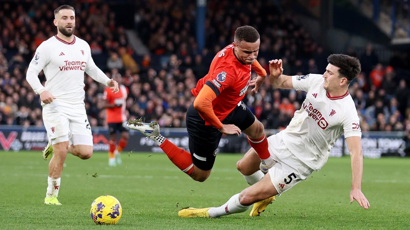 Manchester United mot Luton Town. Störst mot minst, åtminstone vad gäller löner, och då vinner oftast den största. Harry Maguire (United) stoppar Carlton Morris (Luton). Foto: Catherine Ivill/Getty