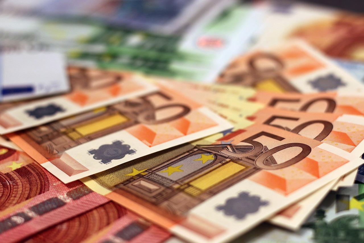 Över hälften av svenskarna vill inte byta ut kronan mot euron, enligt en mätning. Foto: Moerschy/Pixabay