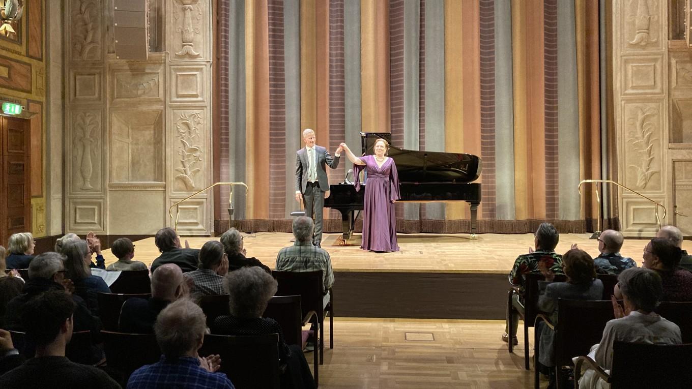 Dorothea Röschmann och Magnus Svensson fick denna kväll motta många, hjärtliga och välförtjänta applåder. Foto: Magnus Löwendahl