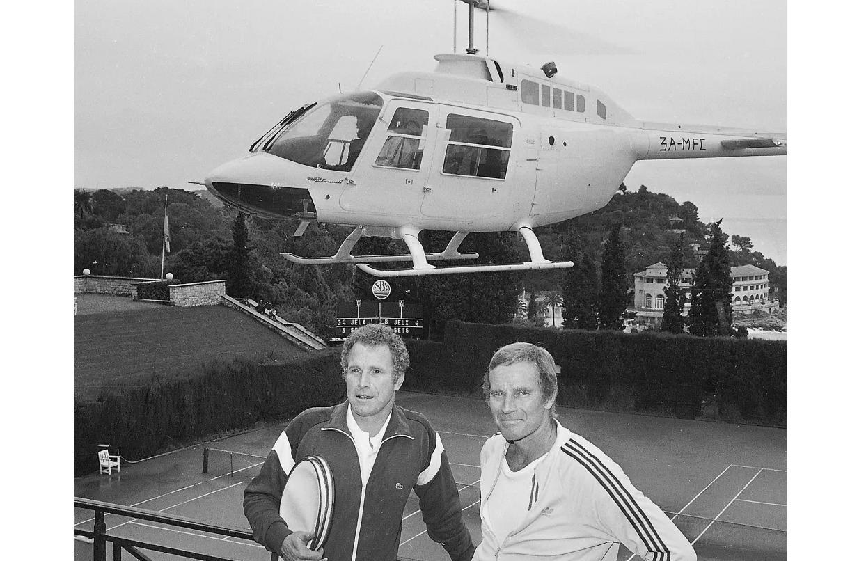 Den legendariske skådespelaren Charlton Heston (t.h.) på Monacos tennisklubb. Att ta taxi från Nice till Monaco, och vice versa, är, som regelbundna Monaco-besökare vet, inte betraktat som någon stor extravagans. Tidigare kunde man faktiskt spara pengar på att ta ”vispen”. Foto: © Monte-Carlo Société des Bains de Mer