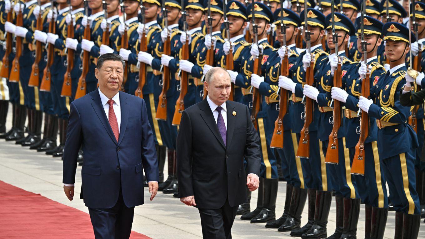 Kinas ledare Xi Jinping och Rysslands president Vladimir Putin i Peking den 16 maj. Enligt rapporteringen gick inte mötet som Putin hoppats. Foto: Sergei Bobylyov/POOL/AFP via Getty Images