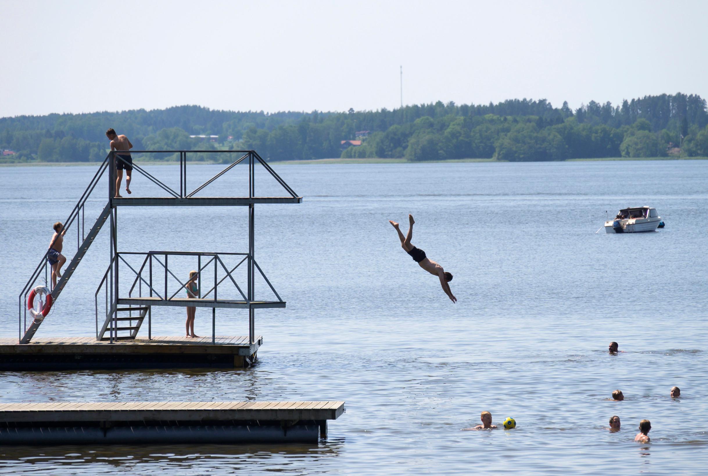 Tre personer har omkommit juni i samband med att de badat. Nu vill Svenska Livräddningssällskapet uppmana till tryggare badtillfällen. Arkivbild. Foto: Fredrik Sandberg/TT