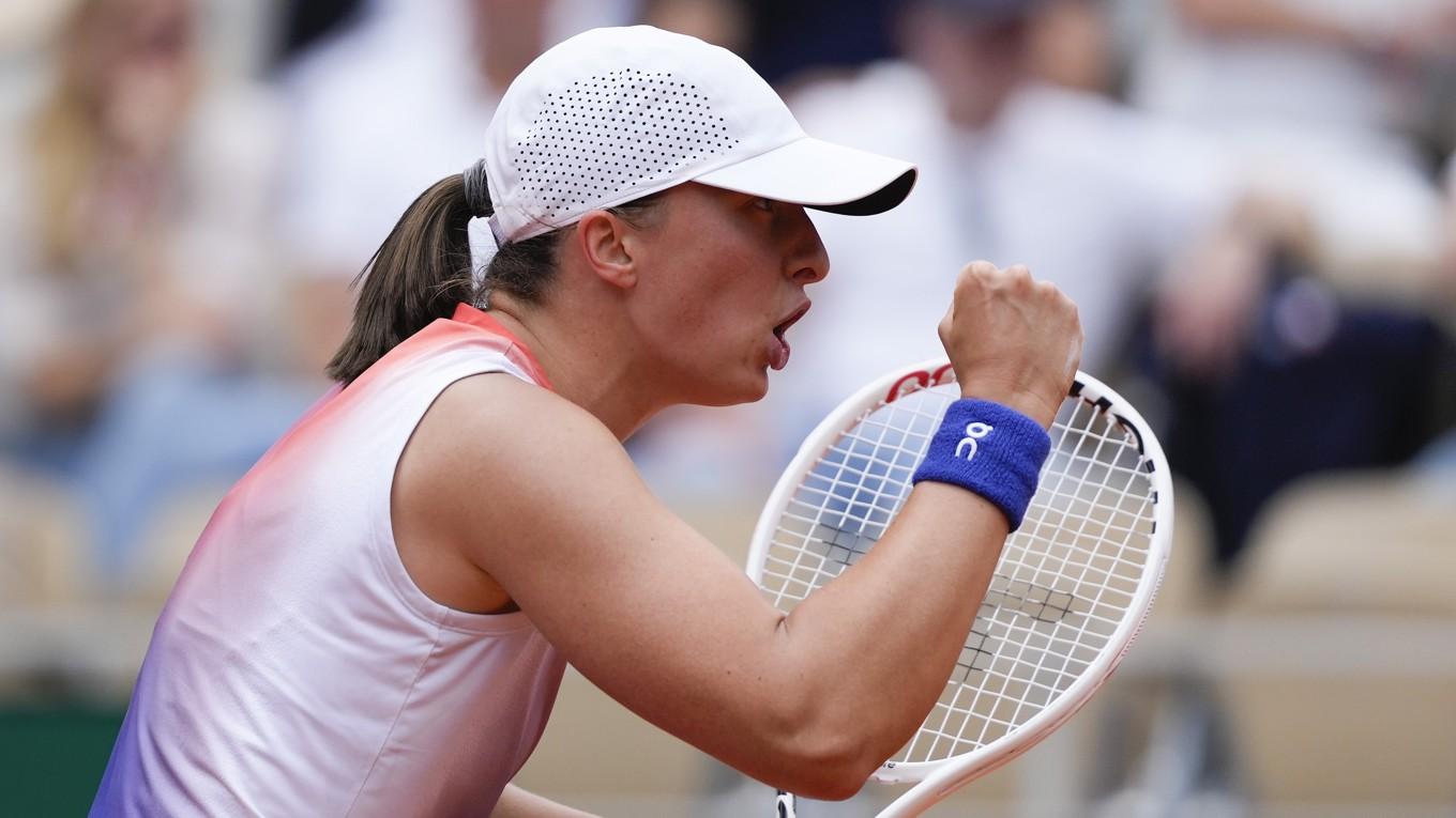 Iga Swiatek vann kvartsfinalen mot tjeckiskan Marketa Vondrousova. Foto: Thibault Camus/AP/TT