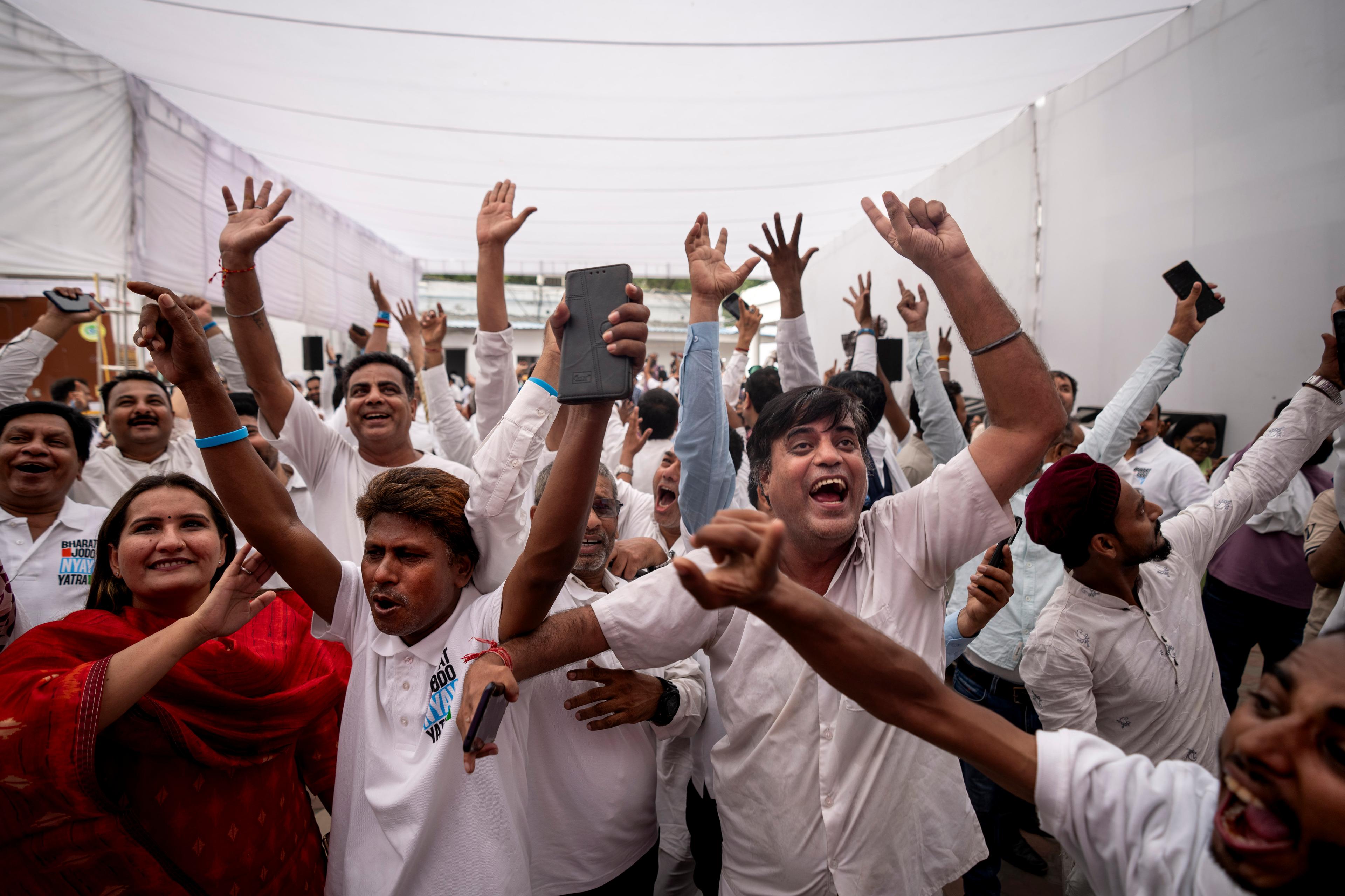 Glada anhängare till Kongresspartiet, Indiens stora opposition. Foto: Altaf Qadri/AP/TT