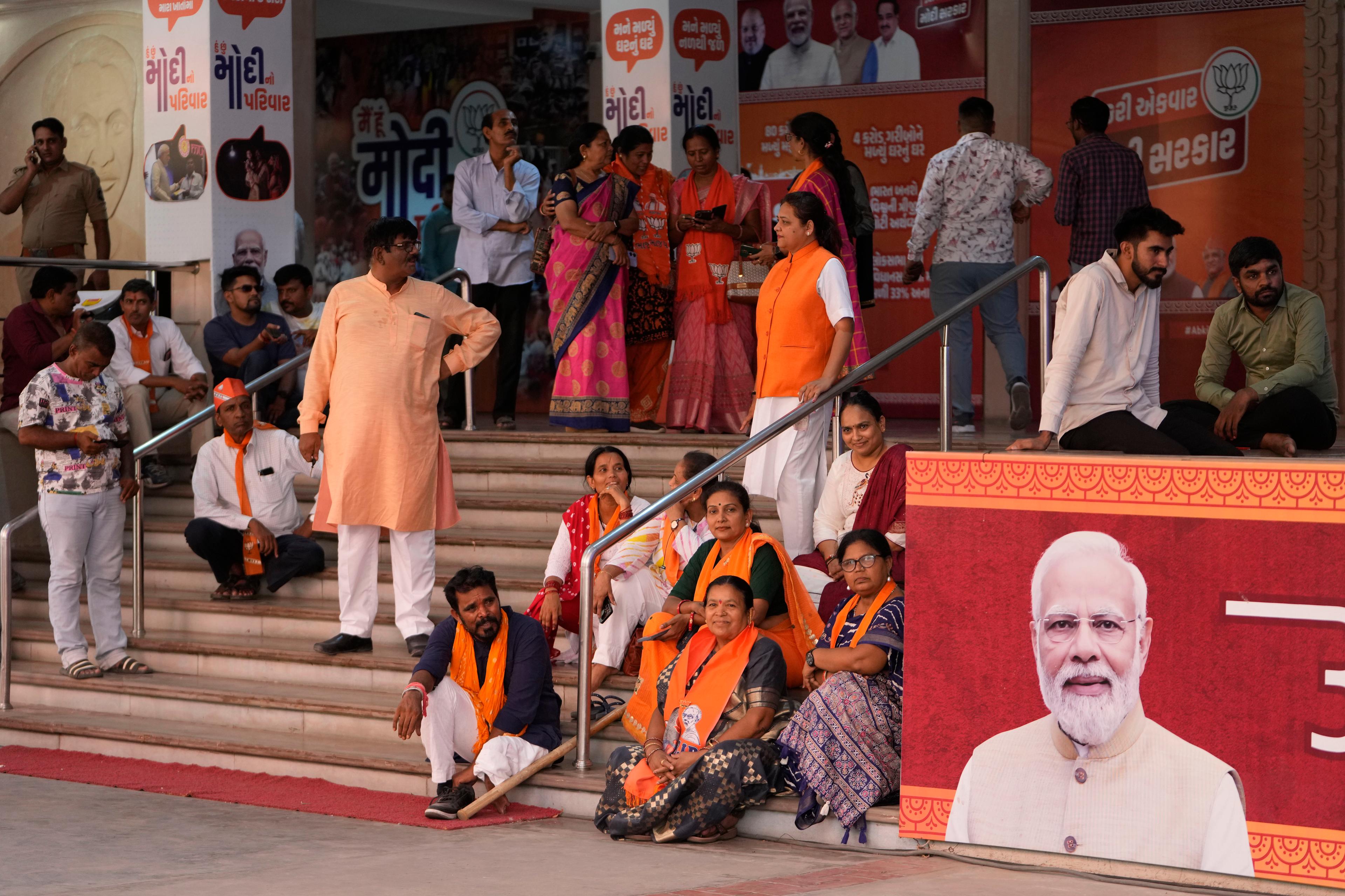 Smått avslagen stämning när BJP-anhängare följer rösträkningen på tv-skärmar i Gandhinagar i Narendra Modis hemstat Gujarat. Foto: Ajit Solanki/AP/TT