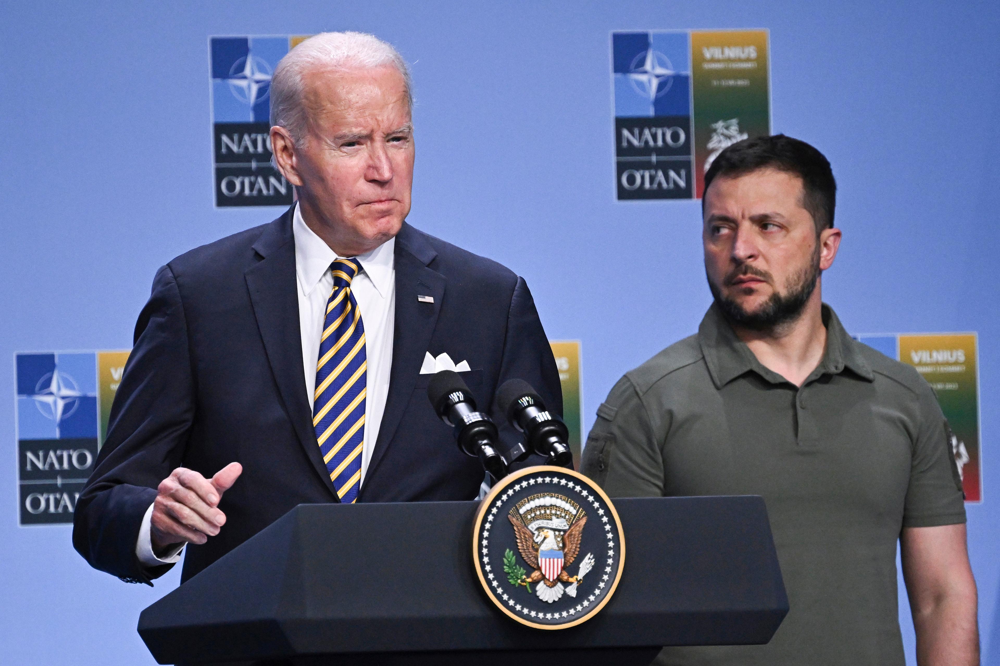 USA:s president Joe Biden och Ukrainas president Volodymyr Zelenskyj vid förra årets G7-möte i Vilnius. Arkivbild. Foto: Paul Ellis/Pool photo via AP/TT