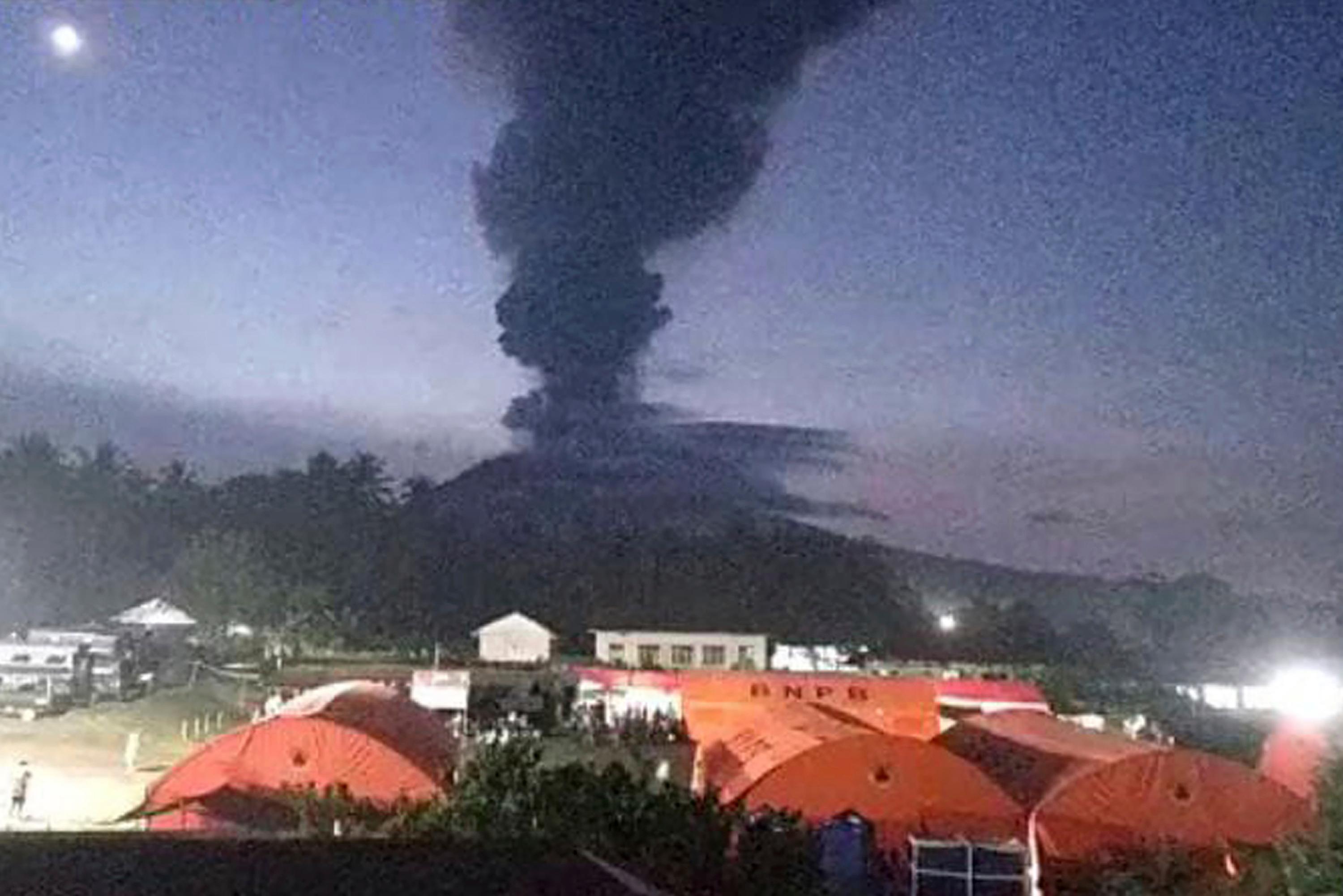 Vulkanen Ibu i östra Indonesien har fått flera nya utbrott. Bild från ett tidigare utbrott. Foto: PVMBG via AP/TT