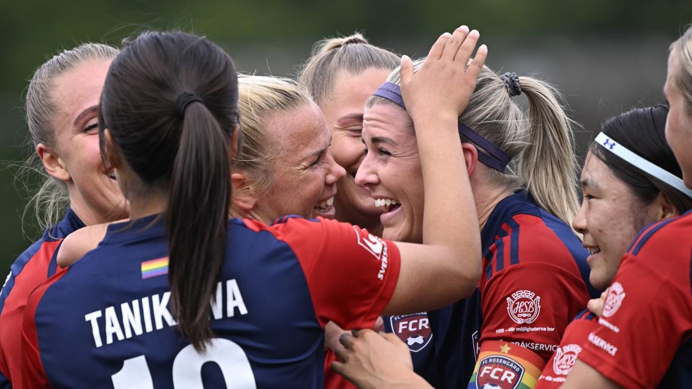 Rosengårds Jessica Wik (mitten, till vänster) jublar med bland andra Olivia Schough efter att ha gjort 3–0 mot Norrköping. Foto: Johan Nilsson/TT