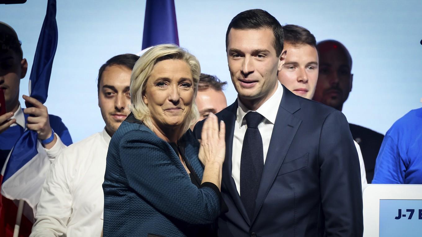 Marine Le Pen kramar om partiledaren och listettan i EU-valet, Jordan Bardella, på ett kampanjmöte i Paris förra helgen. Arkivfoto. Foto: Thomas Padilla/AP/TT