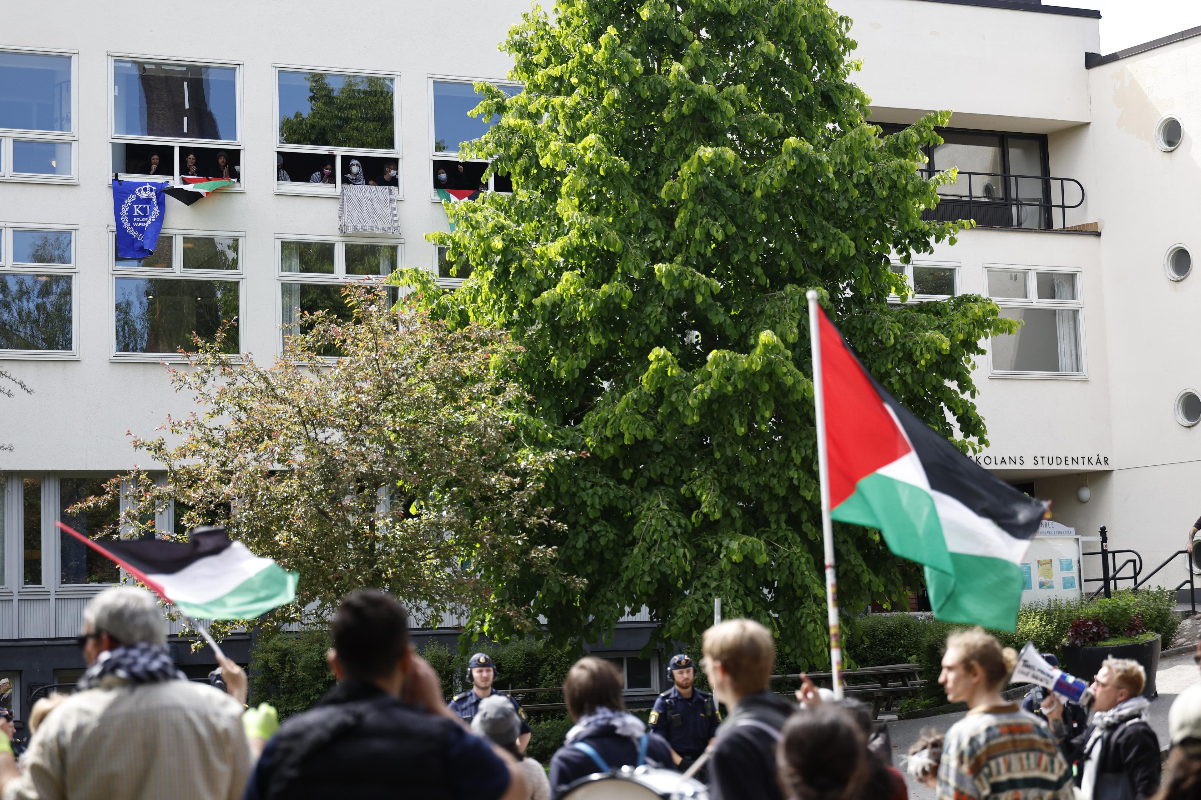 Två personer är fortsatt anhållna för grovt olaga intrång efter protestaktionen på KTH på fredagen. Foto: Fredrik Persson/TT