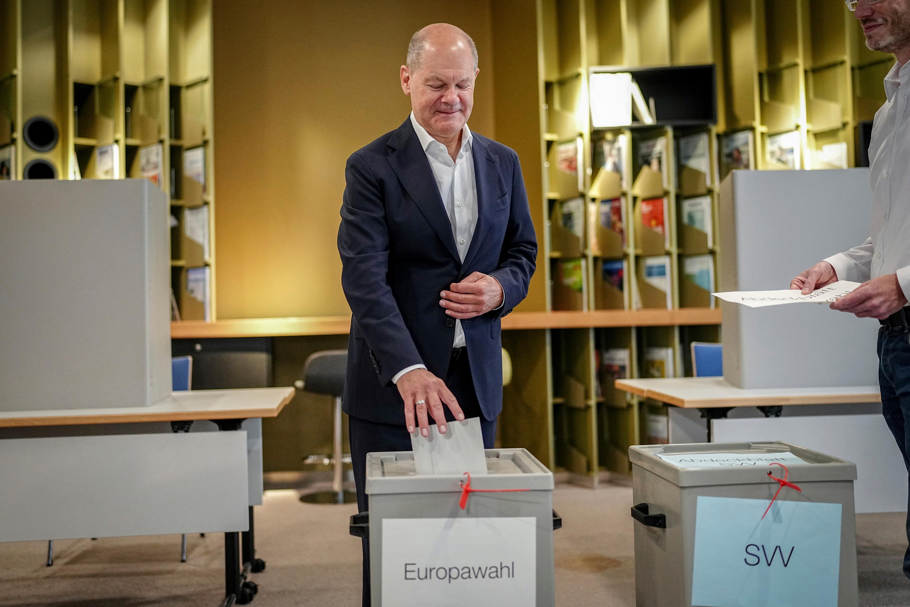 Olaf Scholz röstar i Potsdam på söndagen. Foto: Kay Nietfeld/DPA via AP/TT