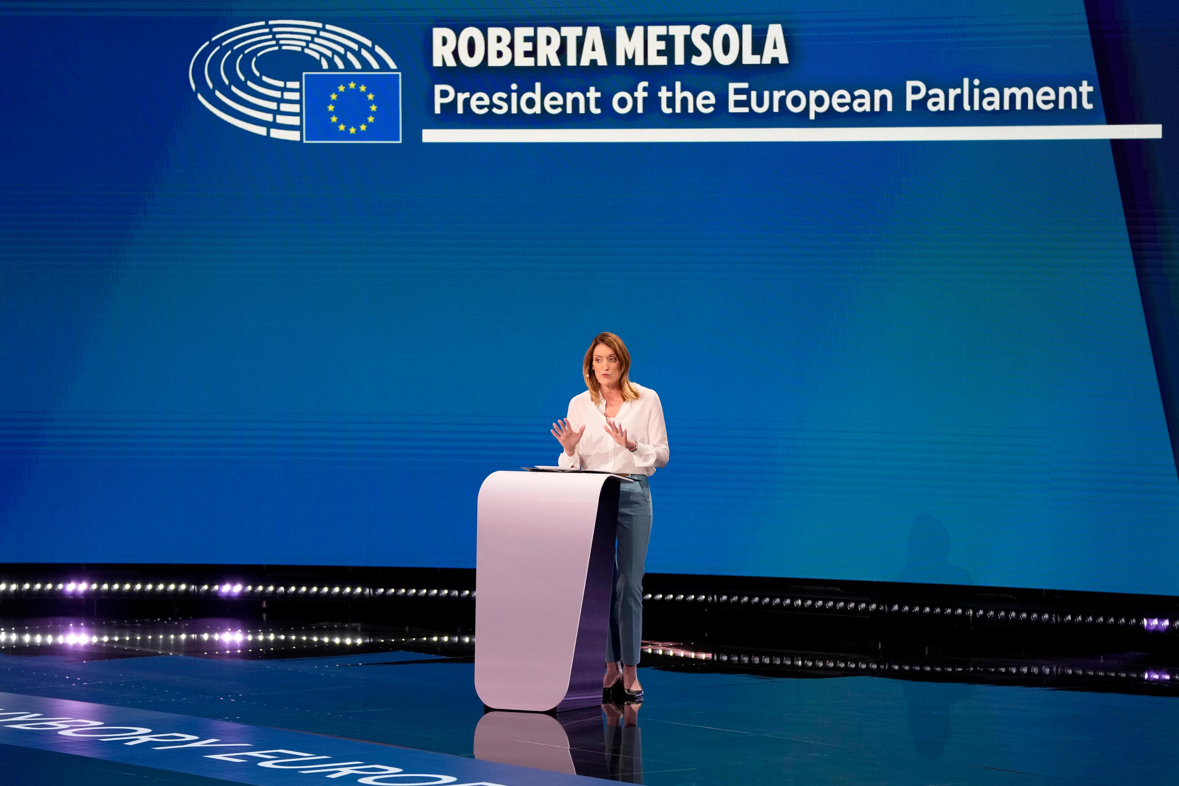 EU-parlamentets talman Roberta Metsola informerar pressen i plenisalen i Bryssel. Foto: Virginia Mayo/AP/TT