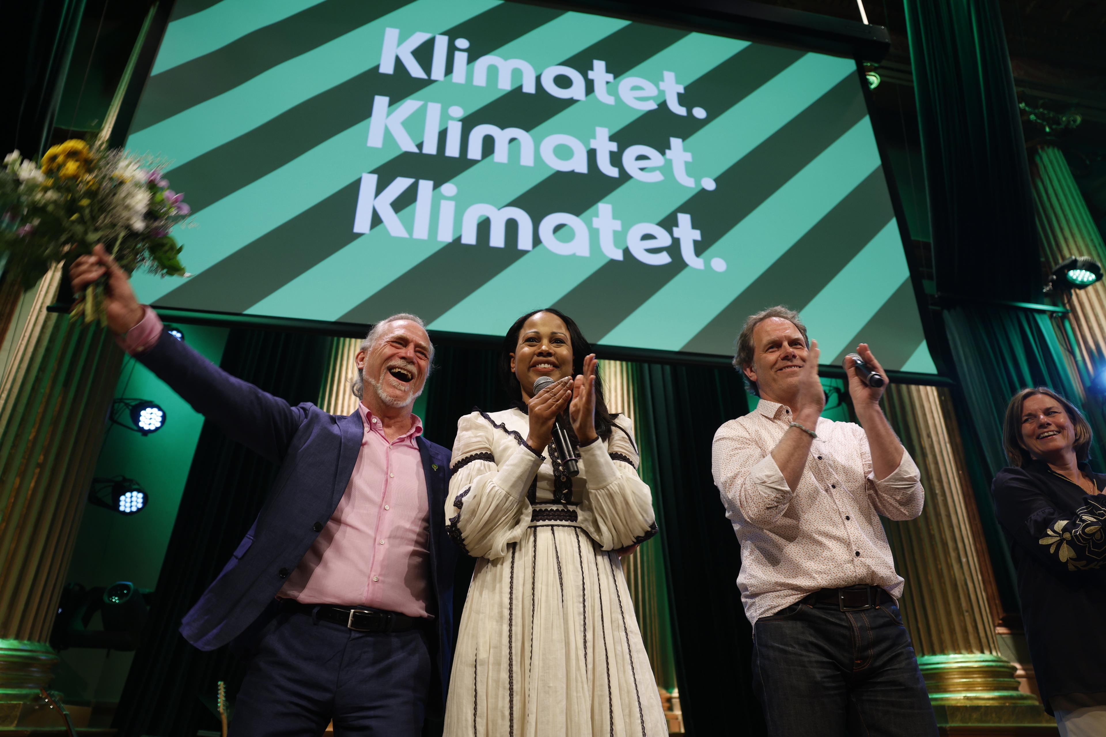 MP:s språkrör Daniel Helldén med toppkandidaterna Alice Bah Kuhnke, Pär Holmgren och Isabella Lövin. Foto: Nicklas Thegerström/TT