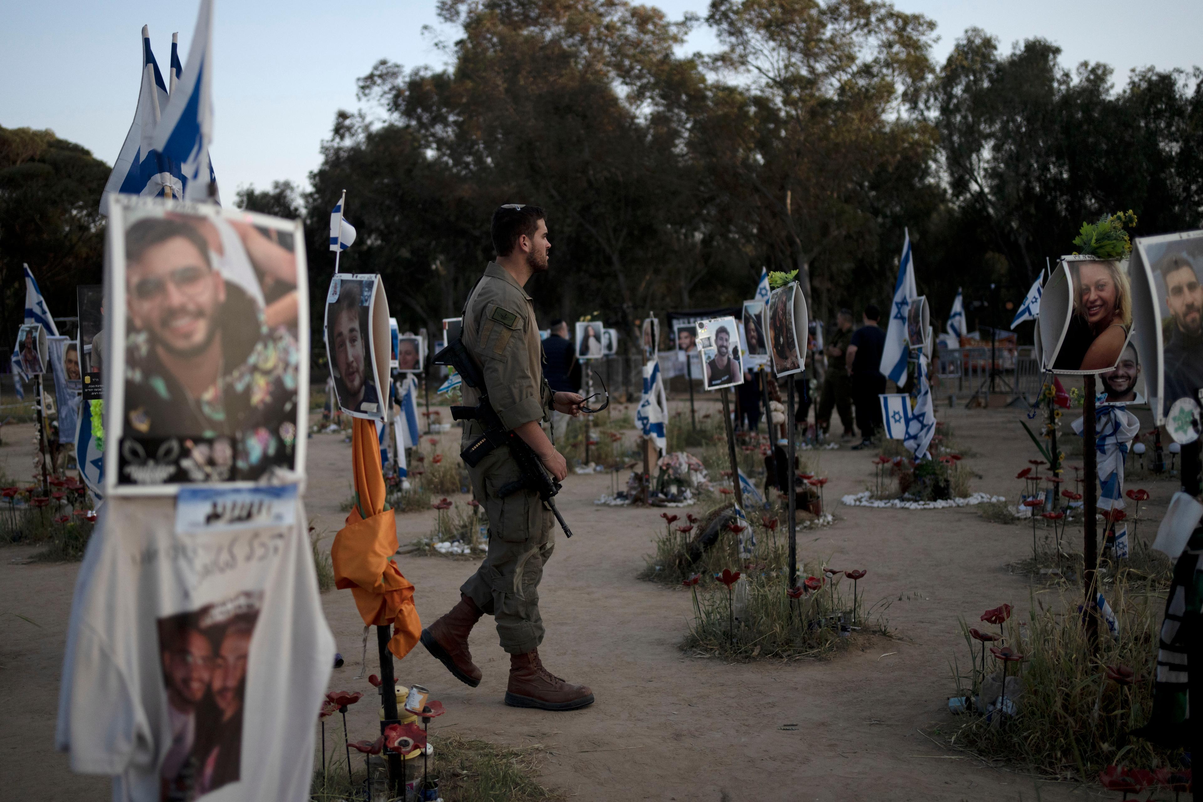 En israelisk soldat vid minnesplatsen för de israeler som dödades vid musikfestivalen Nova under Hamas terrorattack den 7 oktober. Foto: Maya Alleruzzo/AP/TT