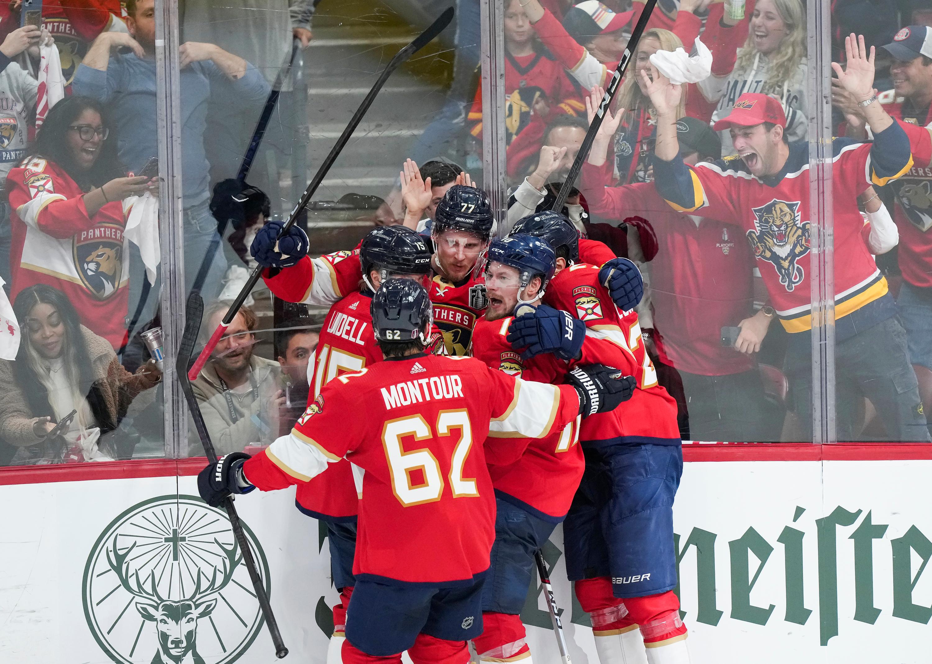 Florida firar efter ett av målen mot Edmonton i Stanley cup-finalen. Foto: Nathan Denette/AP/TT