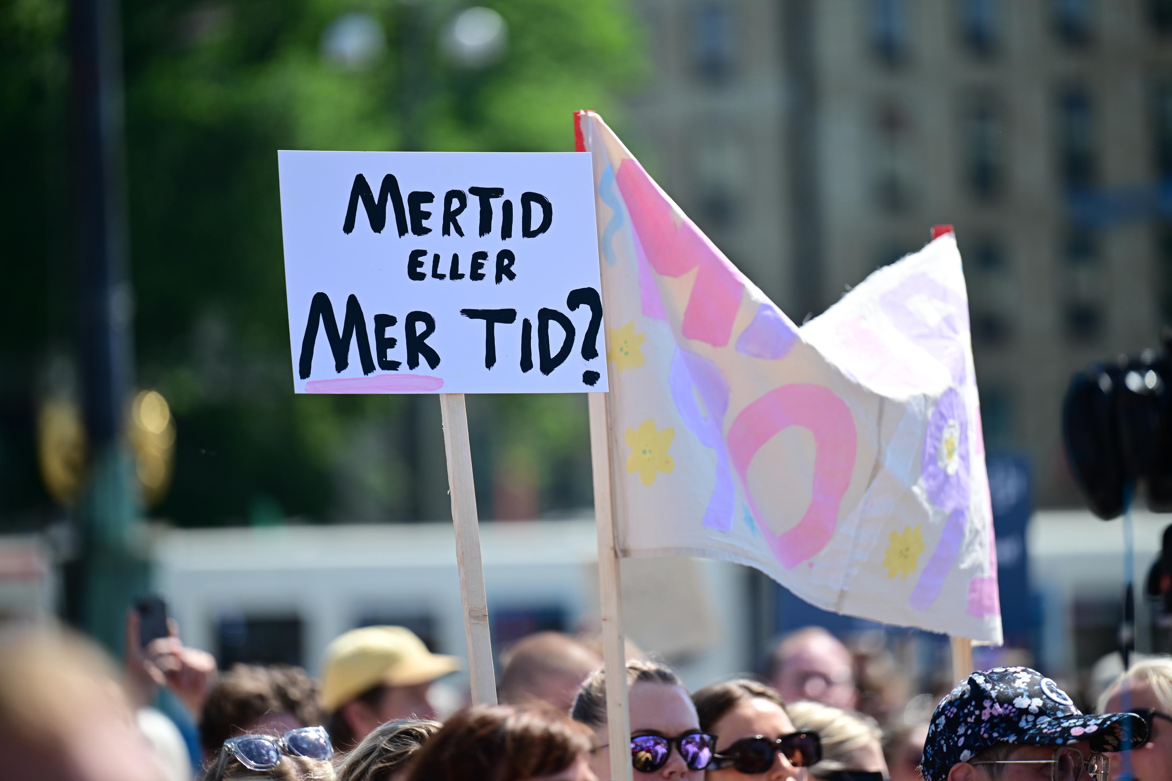 Demonstrationer vid Vårdförbundets demonstration för kortare arbetstid på Gustaf Adolfs torg i Göteborg i början av juni. Foto: Björn Larsson Rosvall/TT