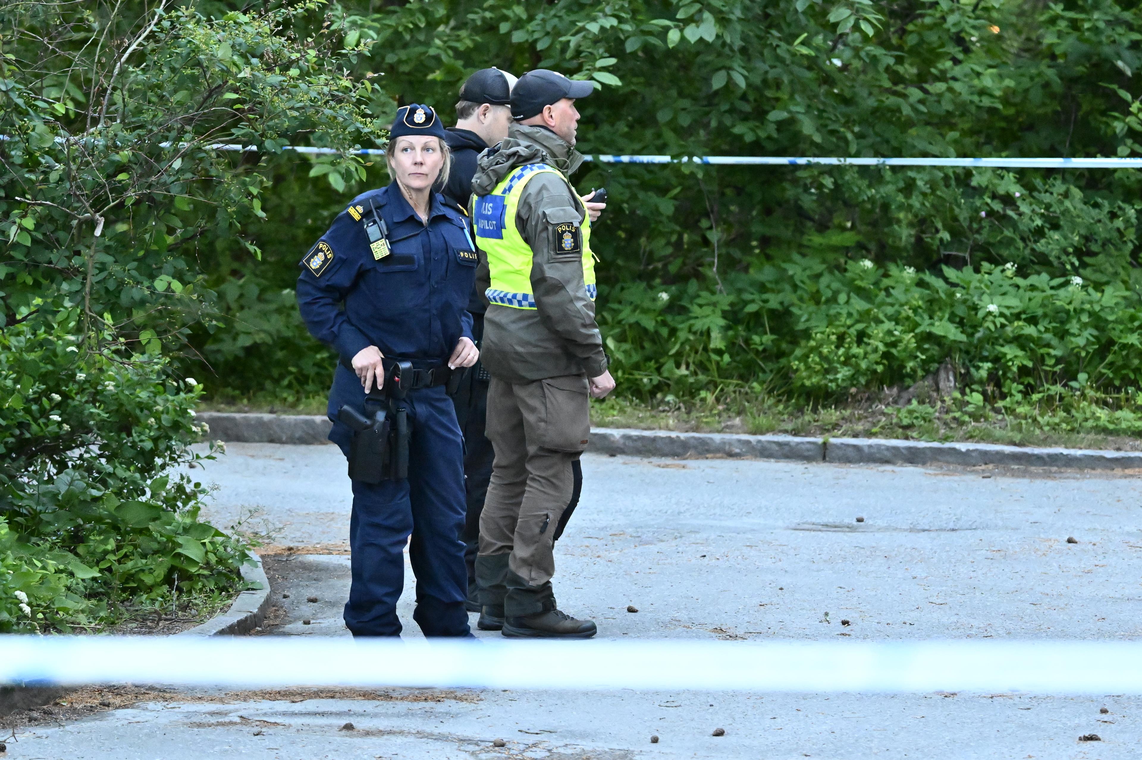 Polisen har spärrat av vid ett ett flerbostadshus i Hökarängen. Foto: Anders Wiklund/TT