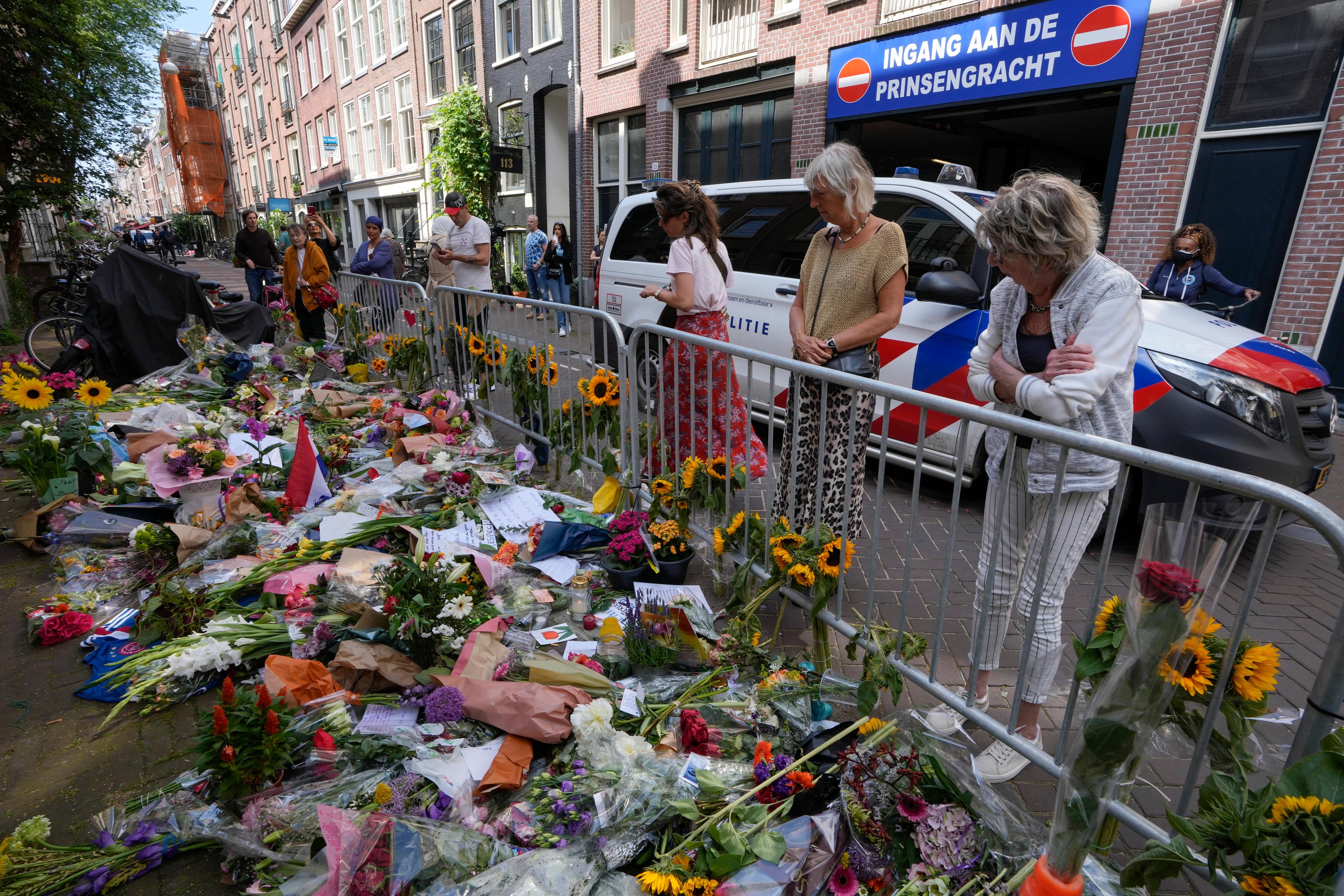 Folk lämnar blommor på platsen där nederländska journalisten Peter R de Vries blev skjuten. Arkivbild. Foto: Peter Dejong/AP/TT