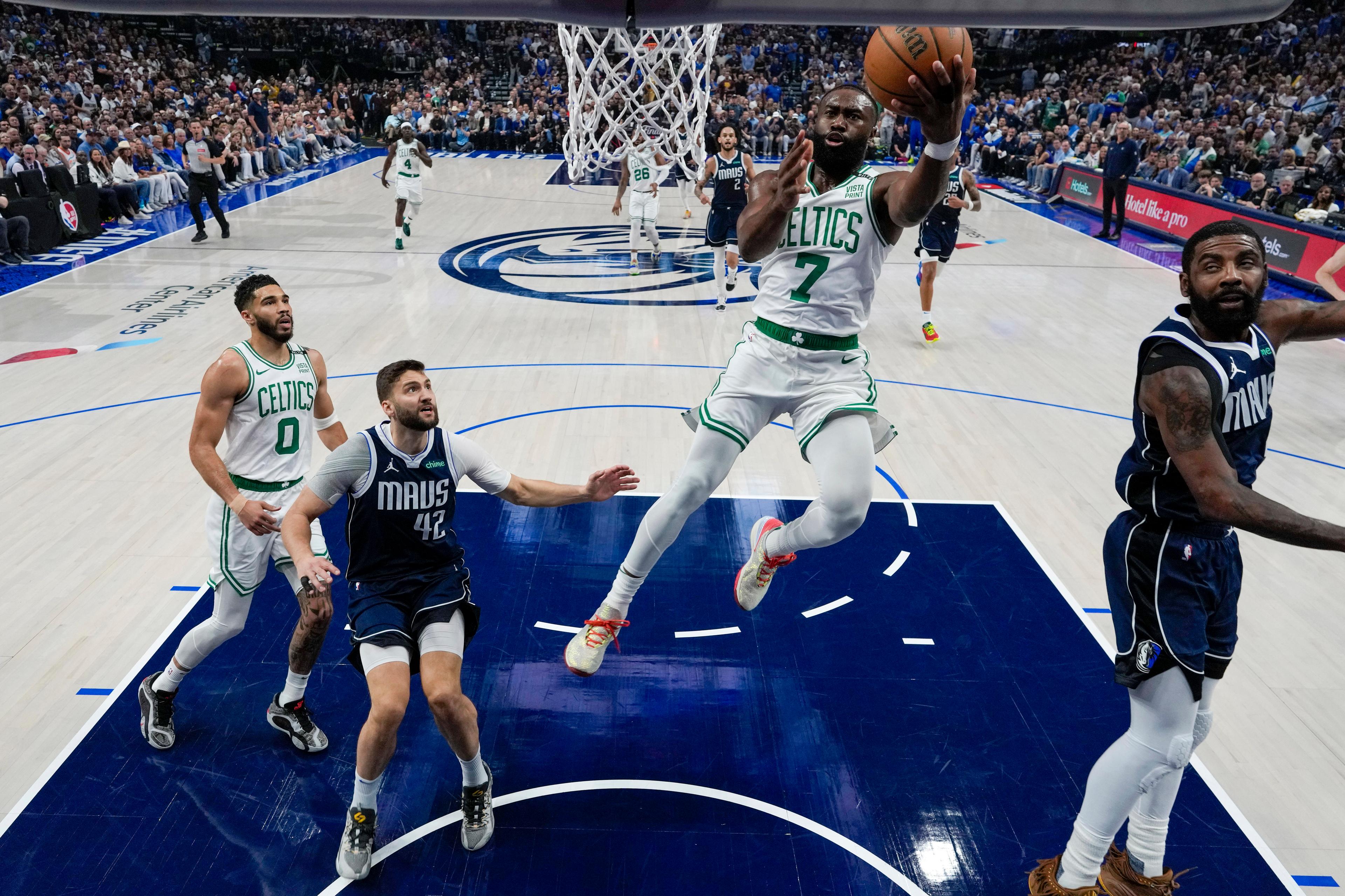 Bostons guard Jaylen Brown i luften. Lagkamraten Jayson Tatum åt vänster. Foto: Julio Cortez/AP/TT