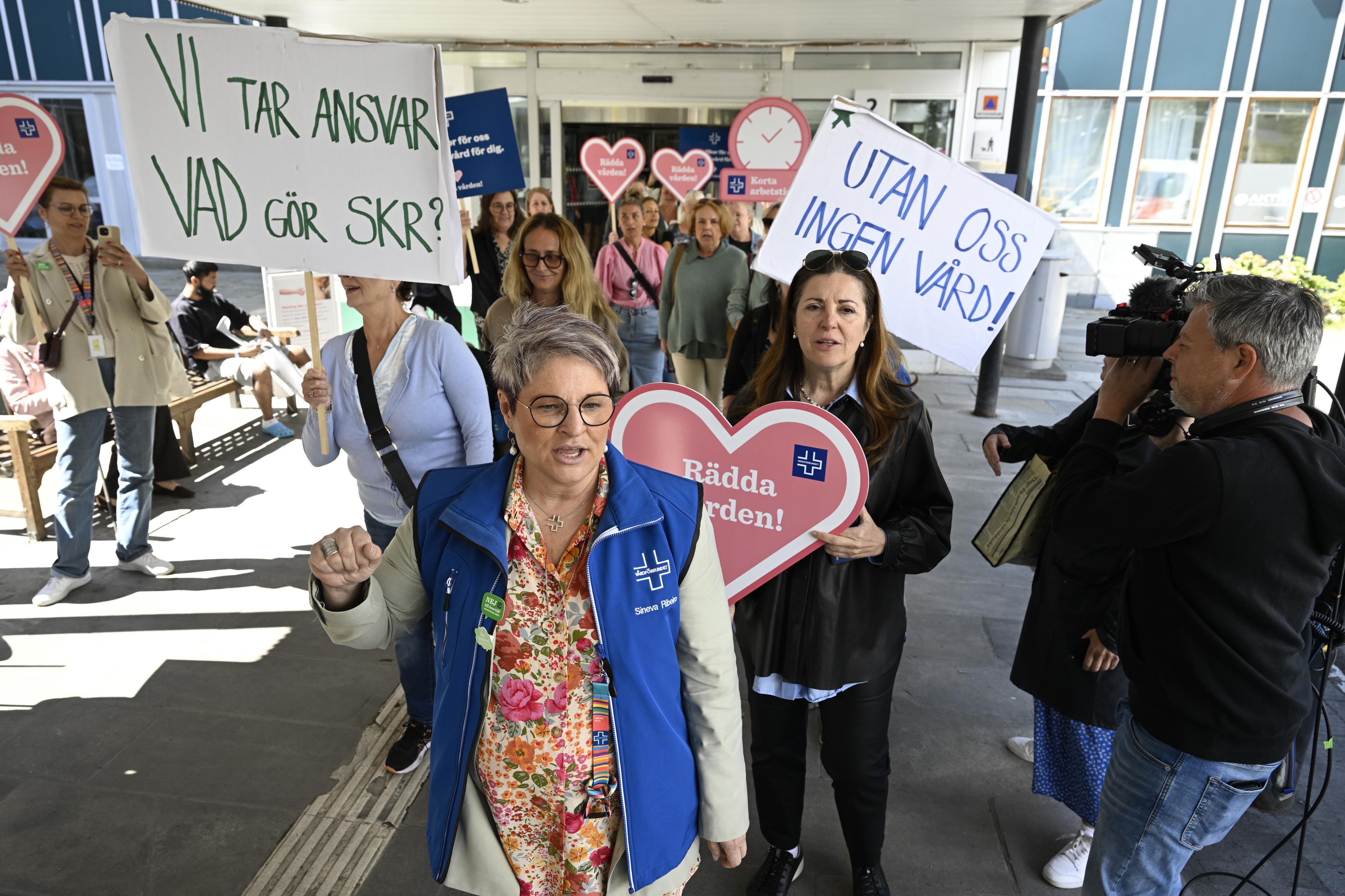 Sineva Ribeiro, ordförande för Vårdförbundet, tillsammans med medlemmar utanför Danderyds sjukhus tidigare i veckan. Foto: Fredrik Sandberg/TT